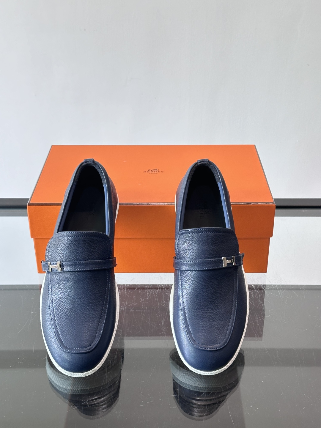 爱马仕Job乐福鞋，麂皮+金属H扣，低调又有辨识度。橡胶鞋底轻便耐磨，日常通勤、休闲都OK！一脚蹬设计超