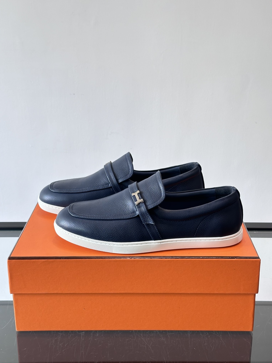 爱马仕Job乐福鞋，麂皮+金属H扣，低调又有辨识度。橡胶鞋底轻便耐磨，日常通勤、休闲都OK！一脚蹬设计超