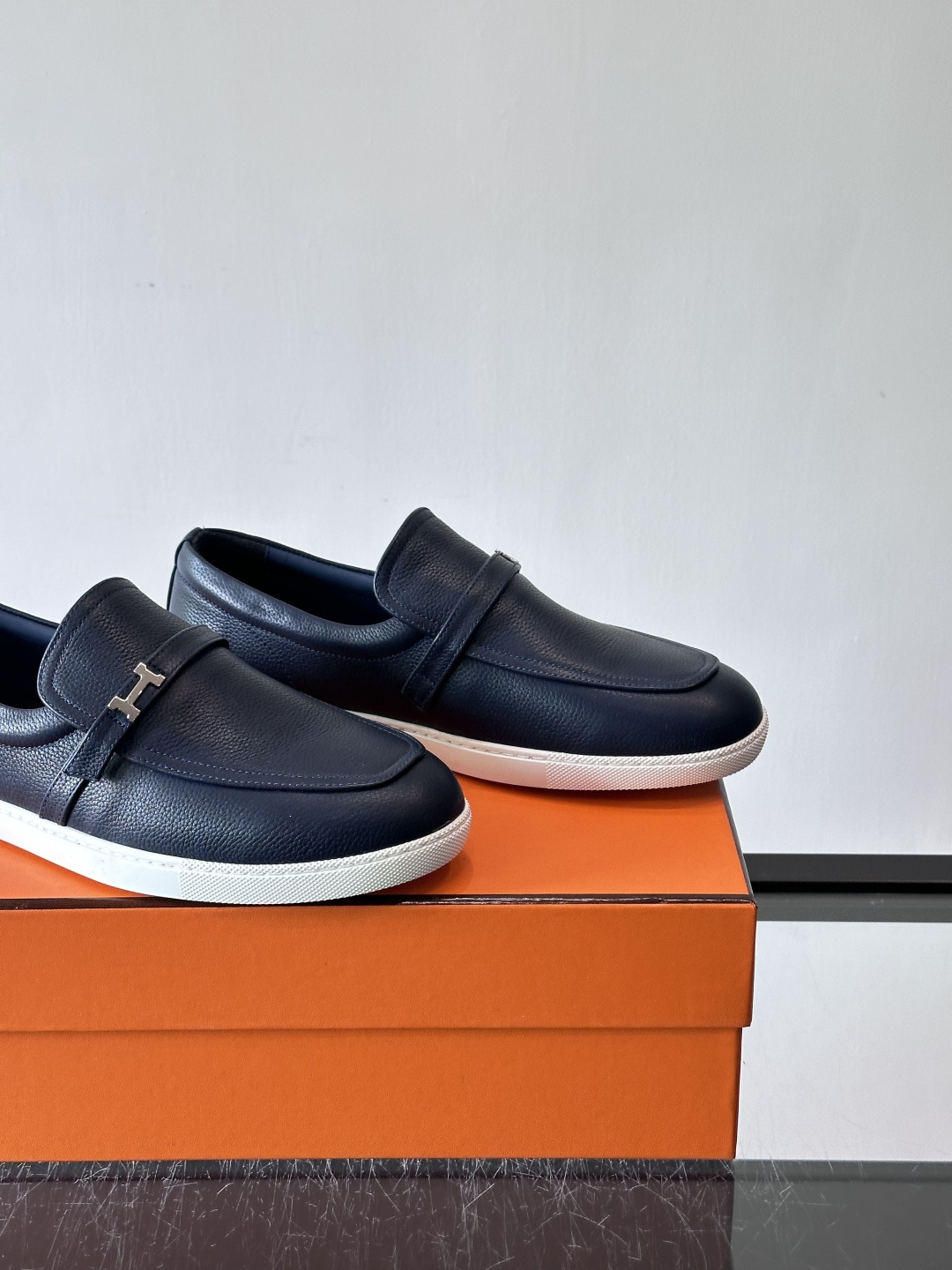 爱马仕Job乐福鞋，麂皮+金属H扣，低调又有辨识度。橡胶鞋底轻便耐磨，日常通勤、休闲都OK！一脚蹬设计超