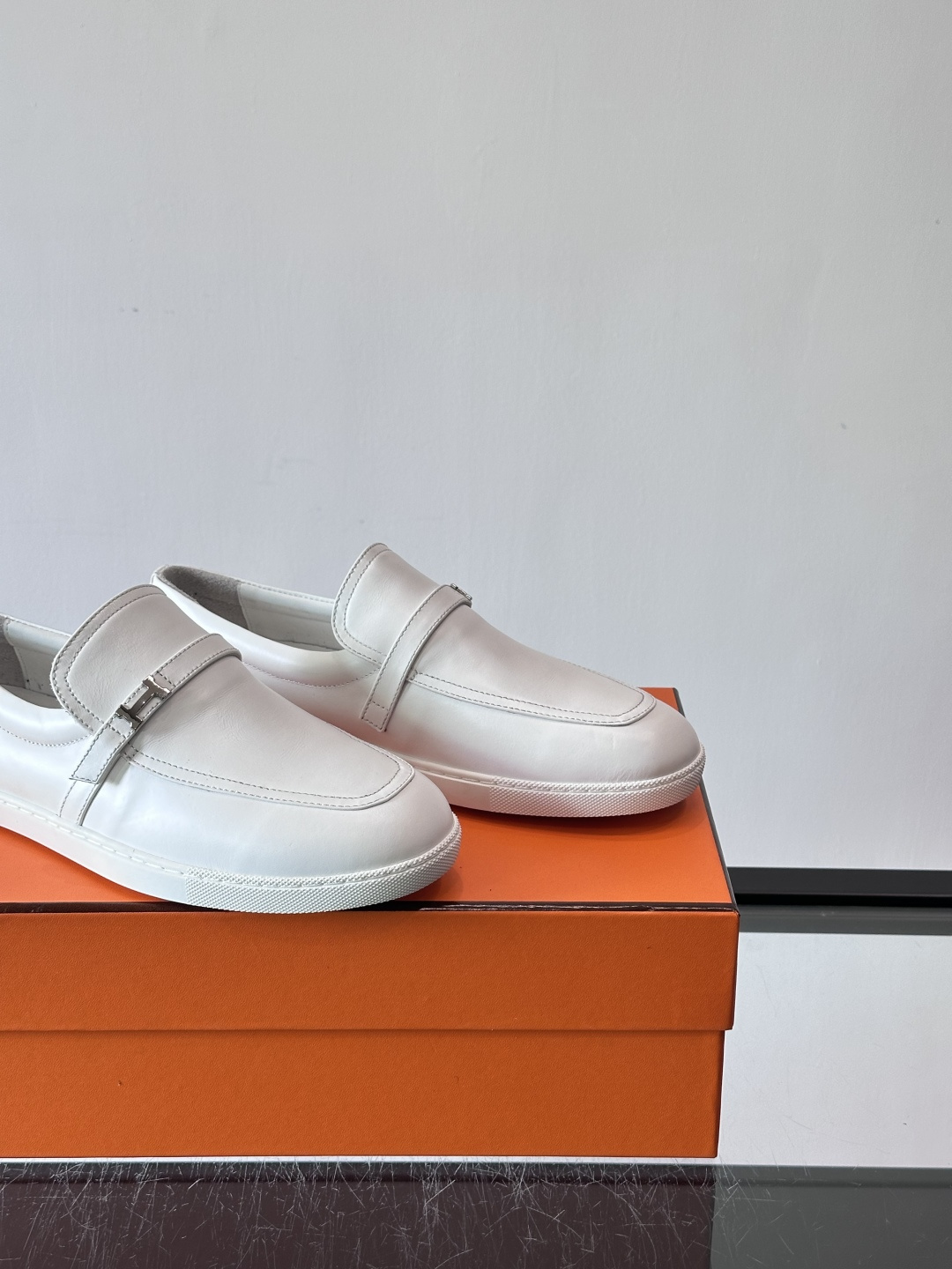 爱马仕Job乐福鞋，麂皮+金属H扣，低调又有辨识度。橡胶鞋底轻便耐磨，日常通勤、休闲都OK！一脚蹬设计超