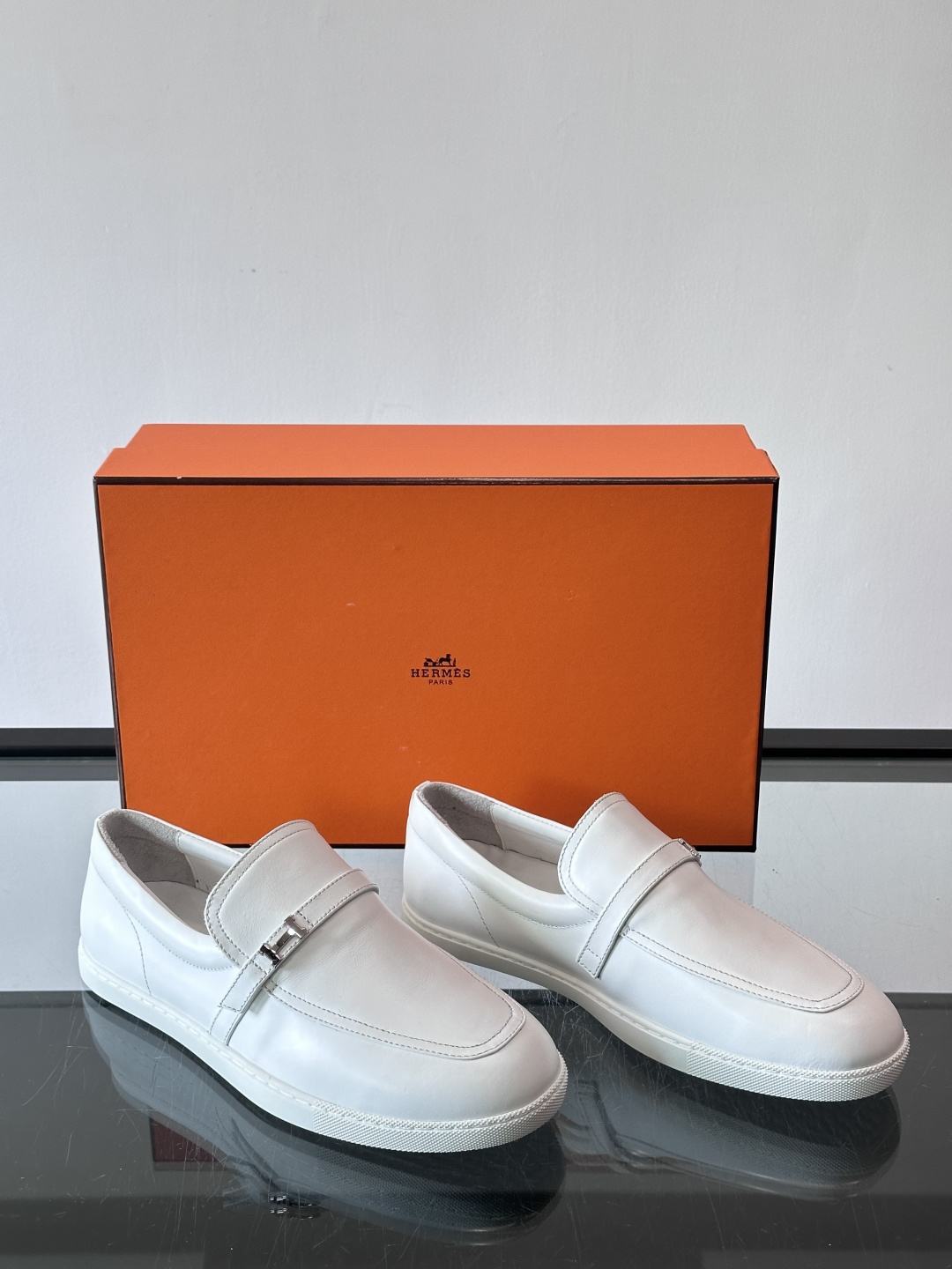 爱马仕Job乐福鞋，麂皮+金属H扣，低调又有辨识度。橡胶鞋底轻便耐磨，日常通勤、休闲都OK！一脚蹬设计超