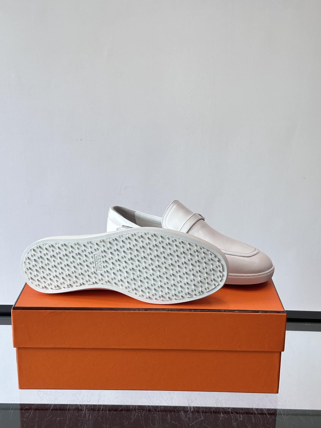 爱马仕Job乐福鞋，麂皮+金属H扣，低调又有辨识度。橡胶鞋底轻便耐磨，日常通勤、休闲都OK！一脚蹬设计超