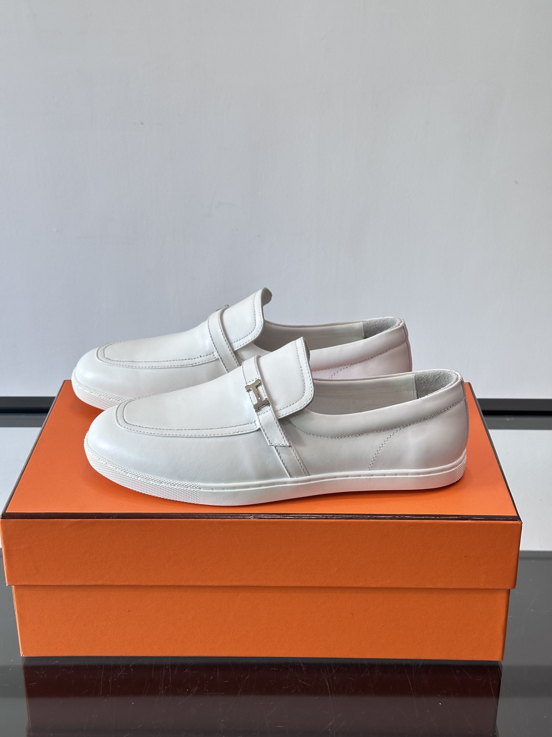 爱马仕Job乐福鞋，麂皮+金属H扣，低调又有辨识度。橡胶鞋底轻便耐磨，日常通勤、休闲都OK！一脚蹬设计超