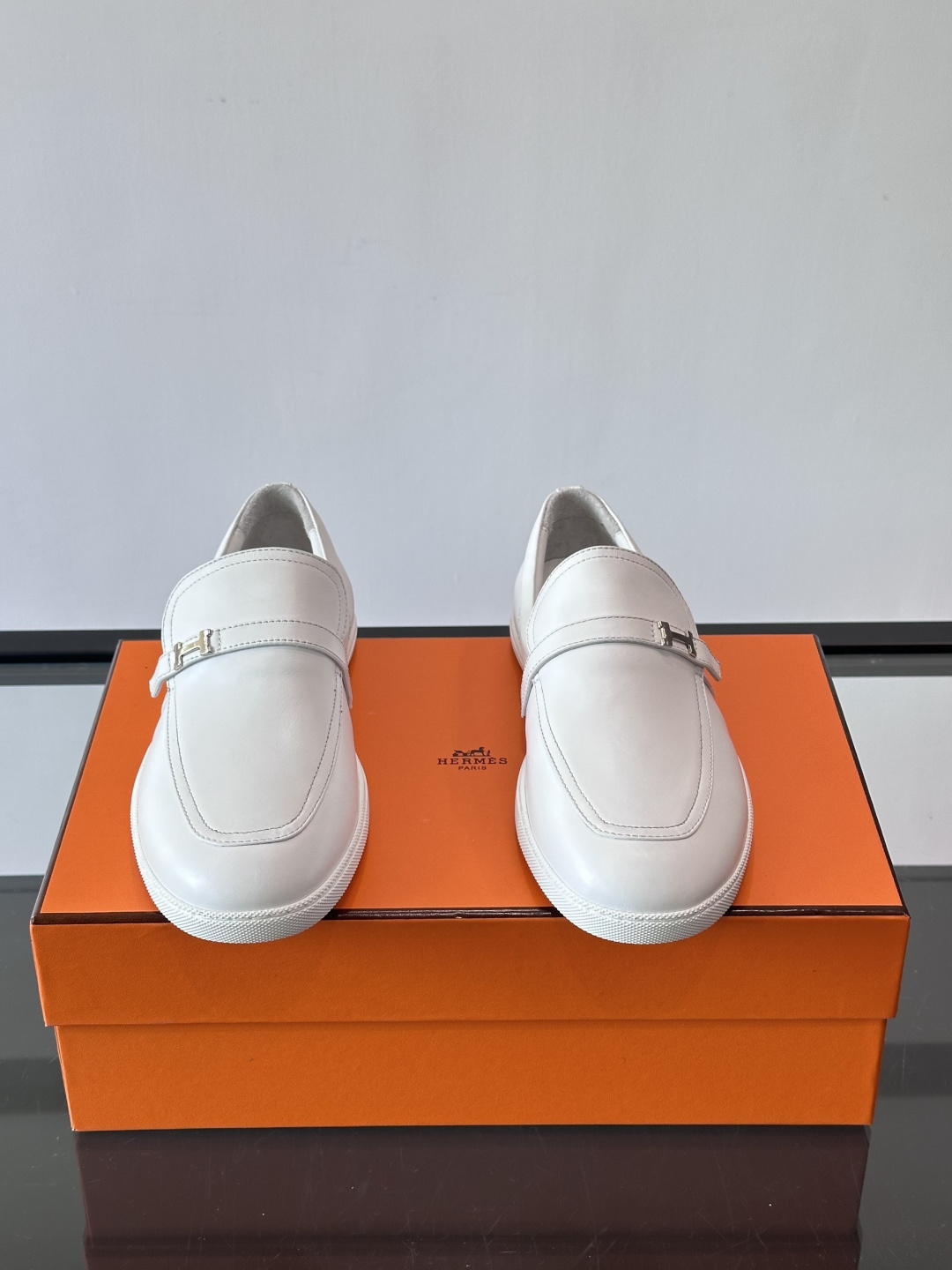 爱马仕Job乐福鞋，麂皮+金属H扣，低调又有辨识度。橡胶鞋底轻便耐磨，日常通勤、休闲都OK！一脚蹬设计超