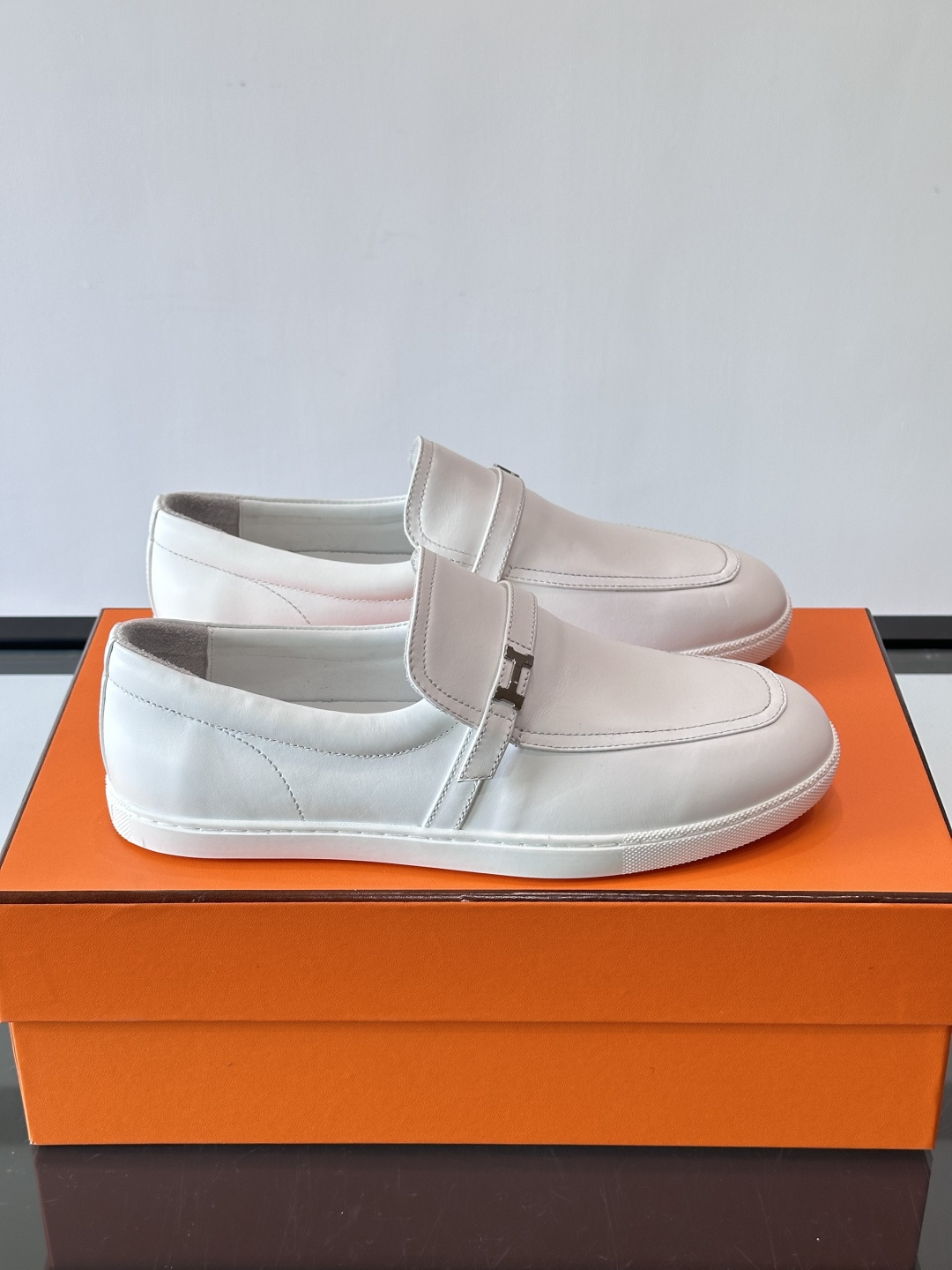 爱马仕Job乐福鞋，麂皮+金属H扣，低调又有辨识度。橡胶鞋底轻便耐磨，日常通勤、休闲都OK！一脚蹬设计超