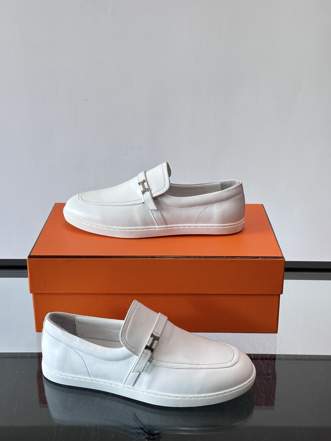 爱马仕Job乐福鞋，麂皮+金属H扣，低调又有辨识度。橡胶鞋底轻便耐磨，日常通勤、休闲都OK！一脚蹬设计超