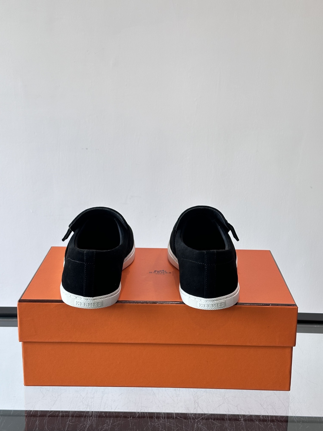 爱马仕Job乐福鞋，麂皮+金属H扣，低调又有辨识度。橡胶鞋底轻便耐磨，日常通勤、休闲都OK！一脚蹬设计超