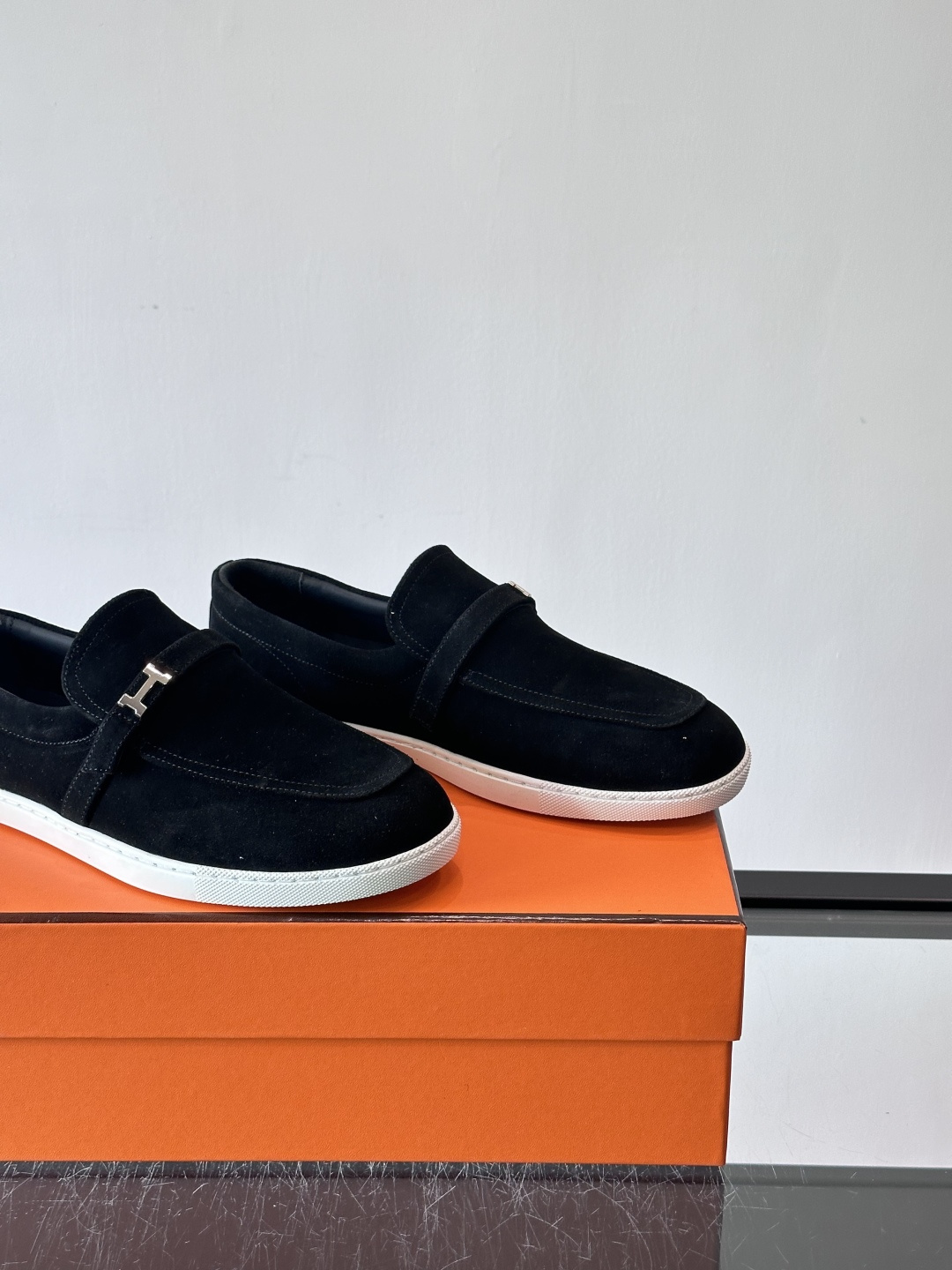 爱马仕Job乐福鞋，麂皮+金属H扣，低调又有辨识度。橡胶鞋底轻便耐磨，日常通勤、休闲都OK！一脚蹬设计超