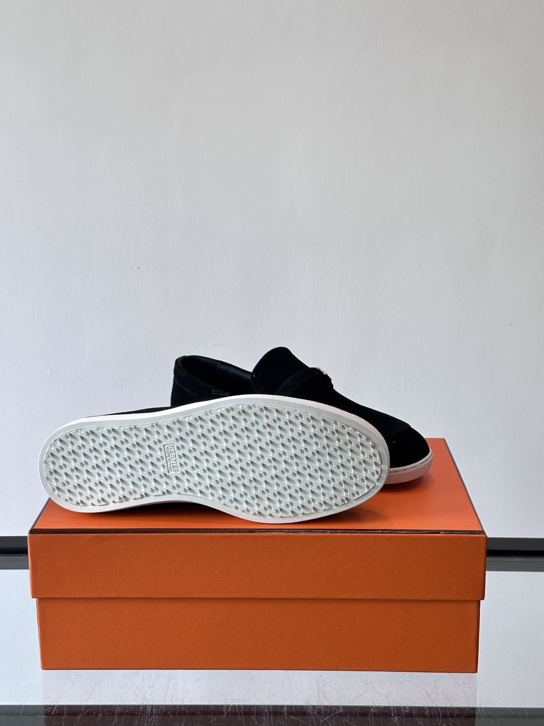 爱马仕Job乐福鞋，麂皮+金属H扣，低调又有辨识度。橡胶鞋底轻便耐磨，日常通勤、休闲都OK！一脚蹬设计超