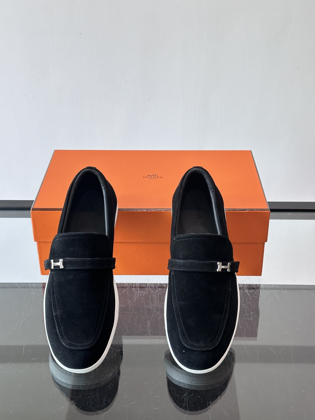 爱马仕Job乐福鞋，麂皮+金属H扣，低调又有辨识度。橡胶鞋底轻便耐磨，日常通勤、休闲都OK！一脚蹬设计超