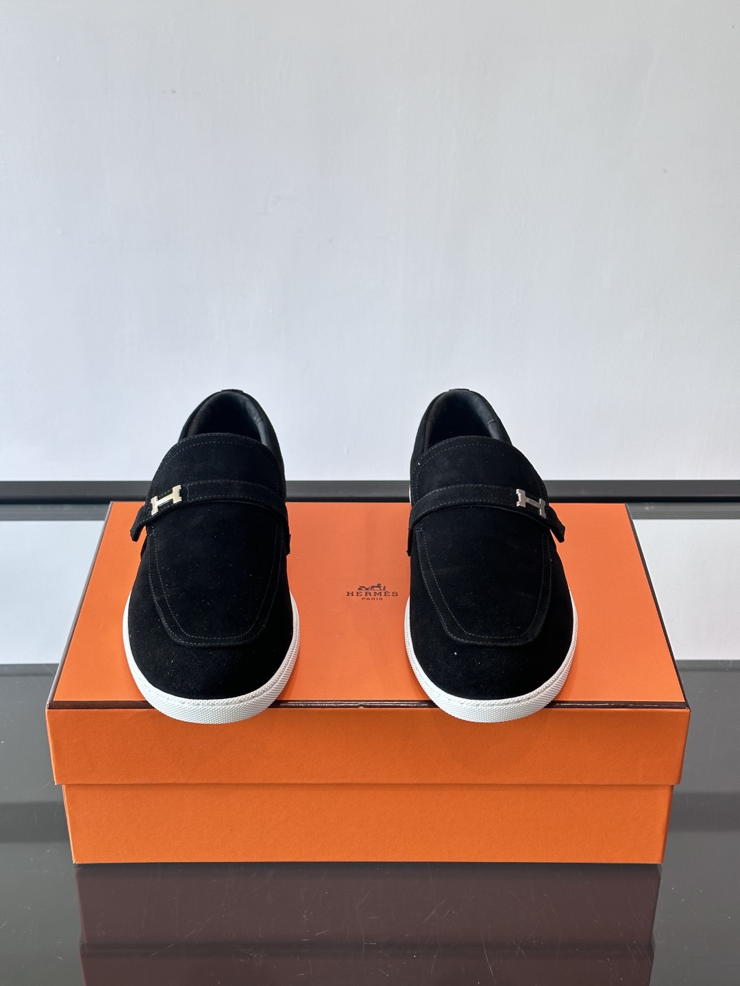 爱马仕Job乐福鞋，麂皮+金属H扣，低调又有辨识度。橡胶鞋底轻便耐磨，日常通勤、休闲都OK！一脚蹬设计超