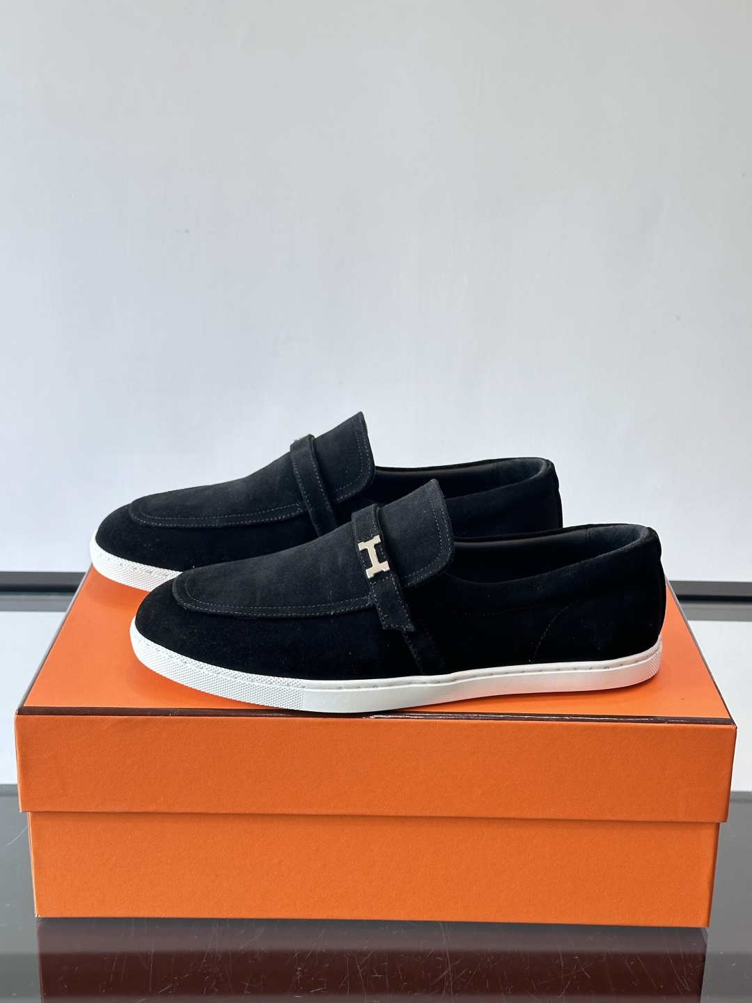 爱马仕Job乐福鞋，麂皮+金属H扣，低调又有辨识度。橡胶鞋底轻便耐磨，日常通勤、休闲都OK！一脚蹬设计超