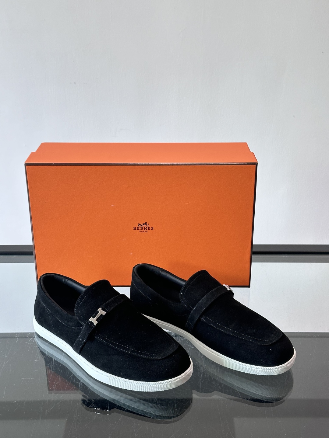 爱马仕Job乐福鞋，麂皮+金属H扣，低调又有辨识度。橡胶鞋底轻便耐磨，日常通勤、休闲都OK！一脚蹬设计超