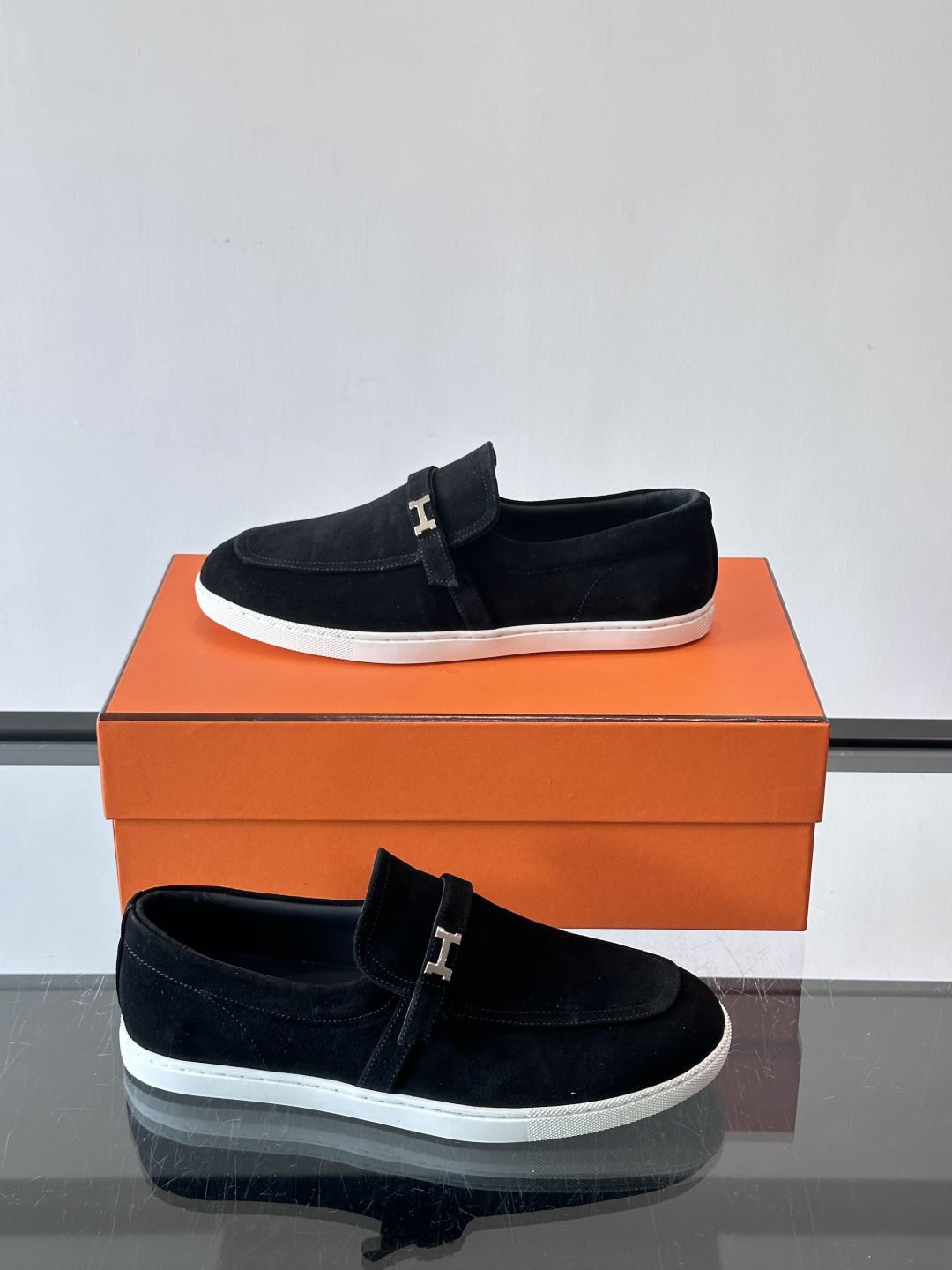 爱马仕Job乐福鞋，麂皮+金属H扣，低调又有辨识度。橡胶鞋底轻便耐磨，日常通勤、休闲都OK！一脚蹬设计超