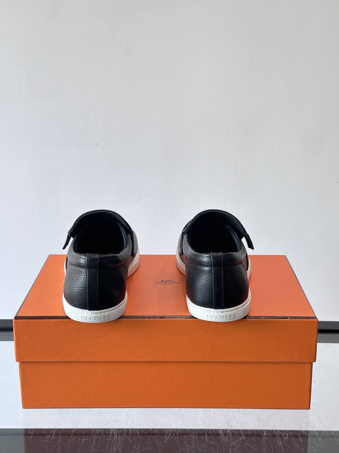 爱马仕Job乐福鞋，麂皮+金属H扣，低调又有辨识度。橡胶鞋底轻便耐磨，日常通勤、休闲都OK！一脚蹬设计超