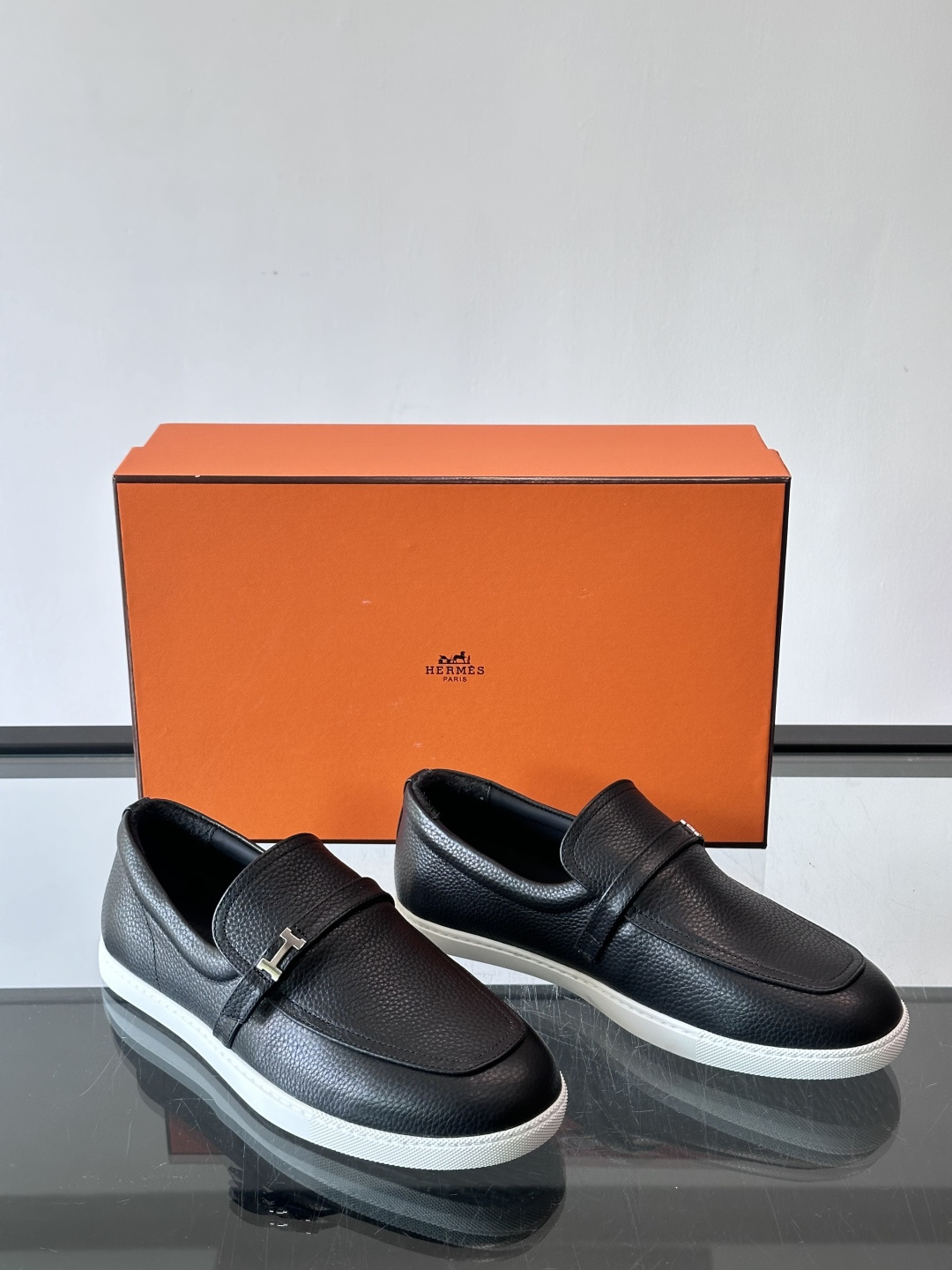 爱马仕Job乐福鞋，麂皮+金属H扣，低调又有辨识度。橡胶鞋底轻便耐磨，日常通勤、休闲都OK！一脚蹬设计超