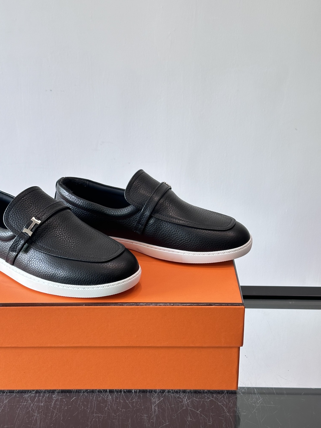 爱马仕Job乐福鞋，麂皮+金属H扣，低调又有辨识度。橡胶鞋底轻便耐磨，日常通勤、休闲都OK！一脚蹬设计超