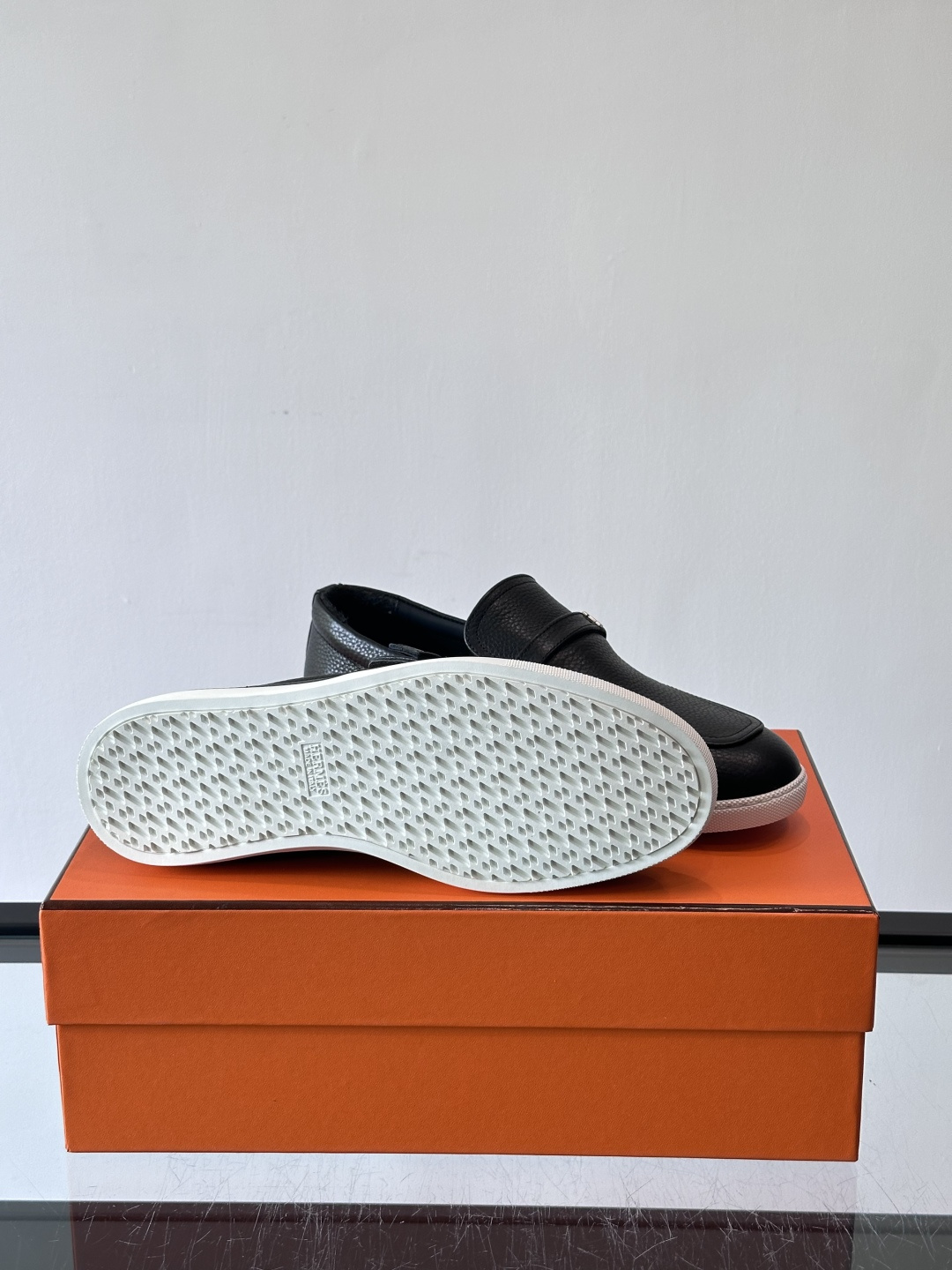 爱马仕Job乐福鞋，麂皮+金属H扣，低调又有辨识度。橡胶鞋底轻便耐磨，日常通勤、休闲都OK！一脚蹬设计超