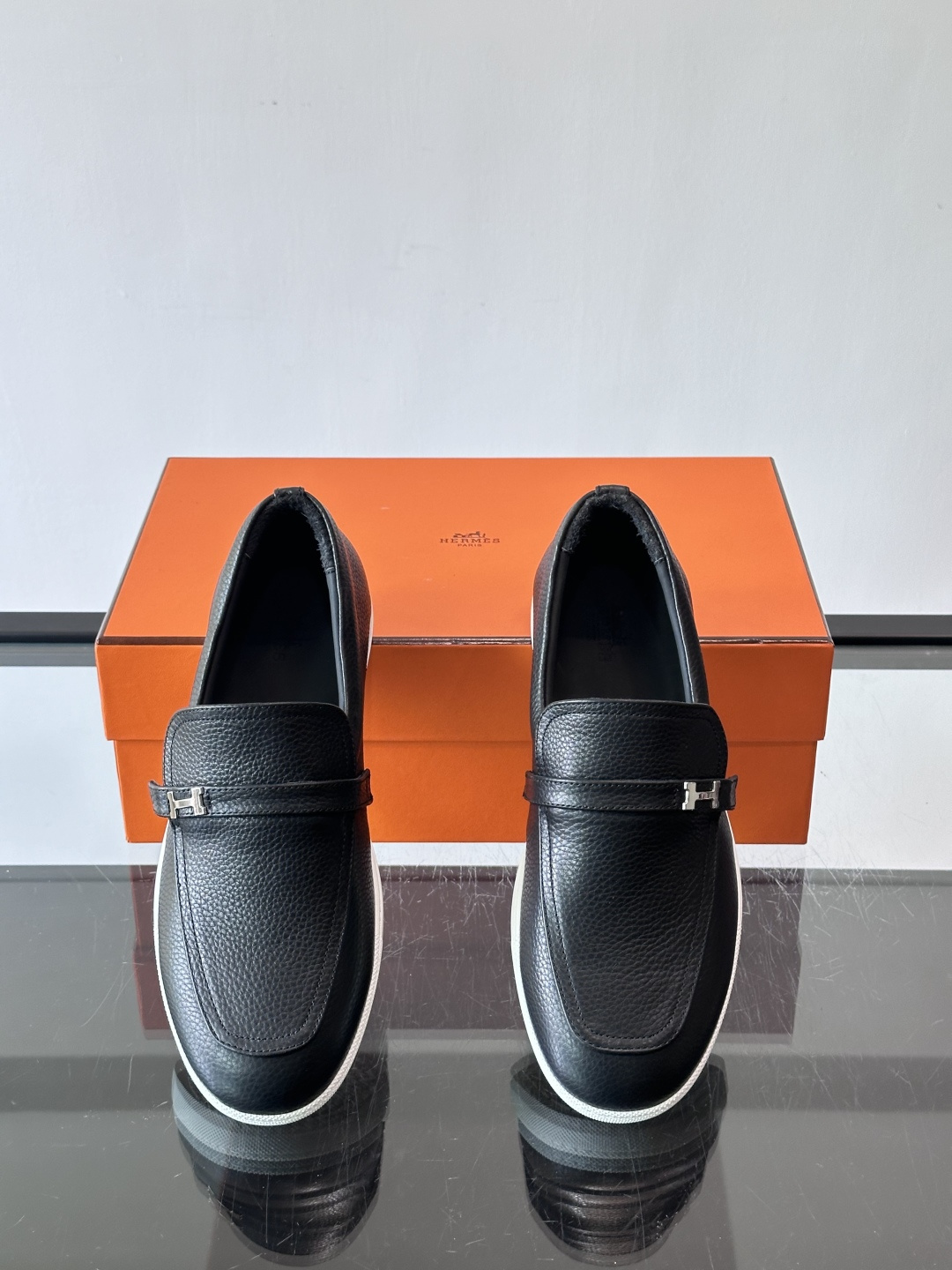 爱马仕Job乐福鞋，麂皮+金属H扣，低调又有辨识度。橡胶鞋底轻便耐磨，日常通勤、休闲都OK！一脚蹬设计超