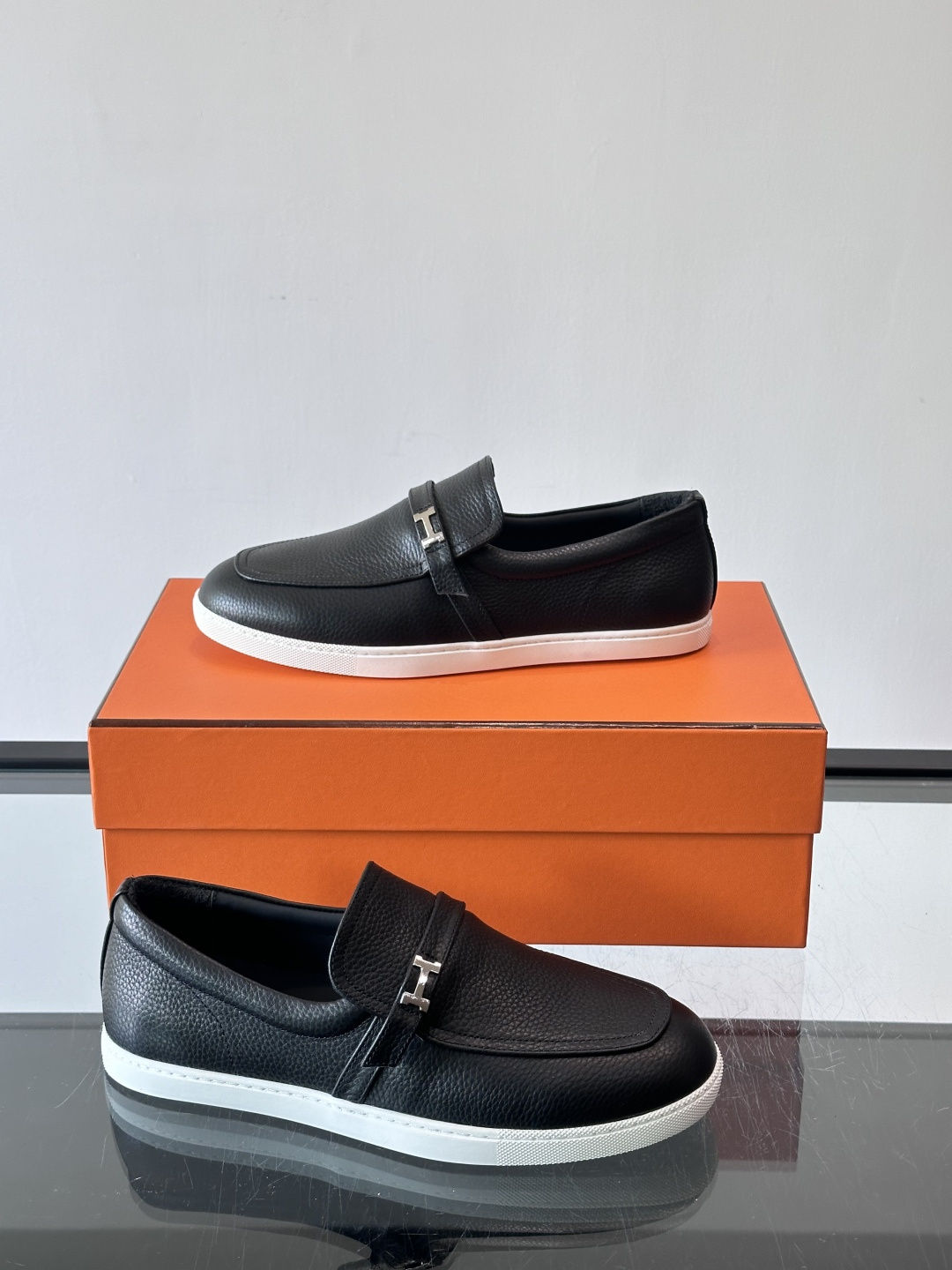 爱马仕Job乐福鞋，麂皮+金属H扣，低调又有辨识度。橡胶鞋底轻便耐磨，日常通勤、休闲都OK！一脚蹬设计超