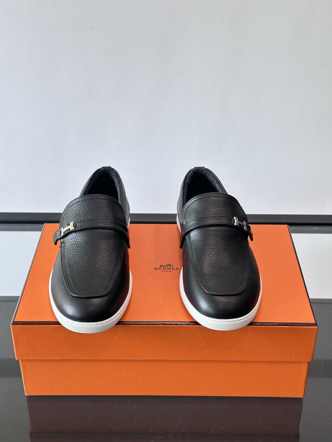 爱马仕Job乐福鞋，麂皮+金属H扣，低调又有辨识度。橡胶鞋底轻便耐磨，日常通勤、休闲都OK！一脚蹬设计超