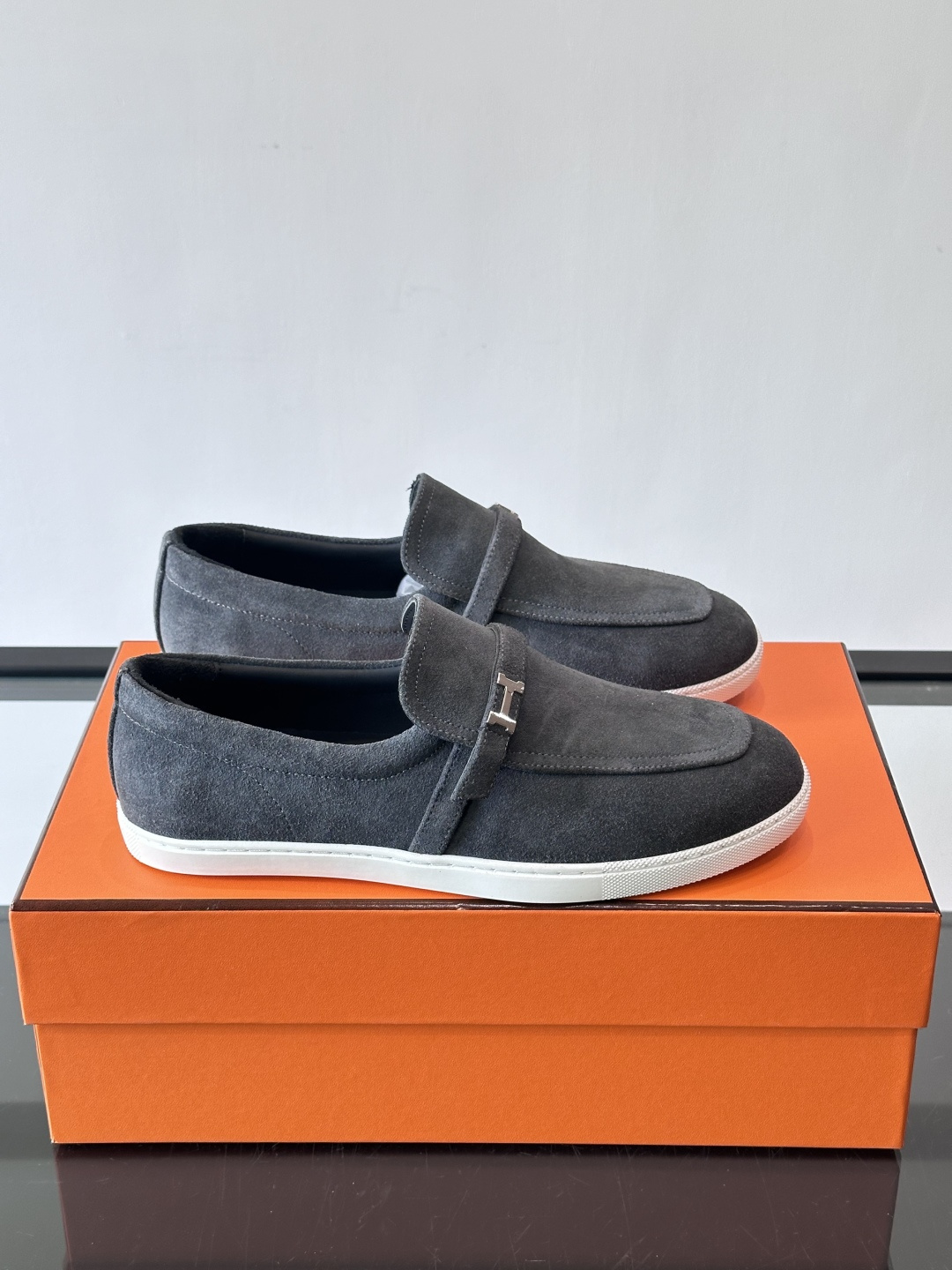 爱马仕Job乐福鞋，麂皮+金属H扣，低调又有辨识度。橡胶鞋底轻便耐磨，日常通勤、休闲都OK！一脚蹬设计超