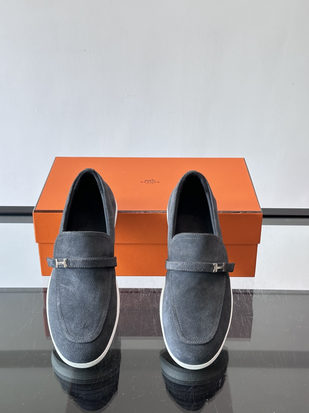 爱马仕Job乐福鞋，麂皮+金属H扣，低调又有辨识度。橡胶鞋底轻便耐磨，日常通勤、休闲都OK！一脚蹬设计超