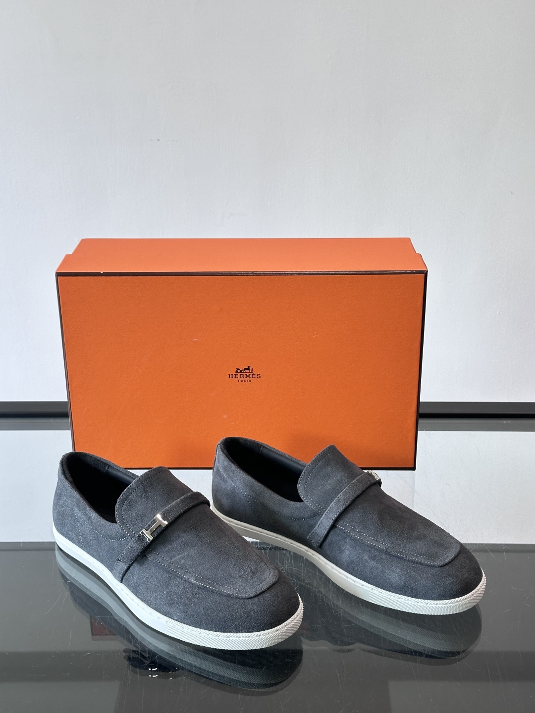 爱马仕Job乐福鞋，麂皮+金属H扣，低调又有辨识度。橡胶鞋底轻便耐磨，日常通勤、休闲都OK！一脚蹬设计超