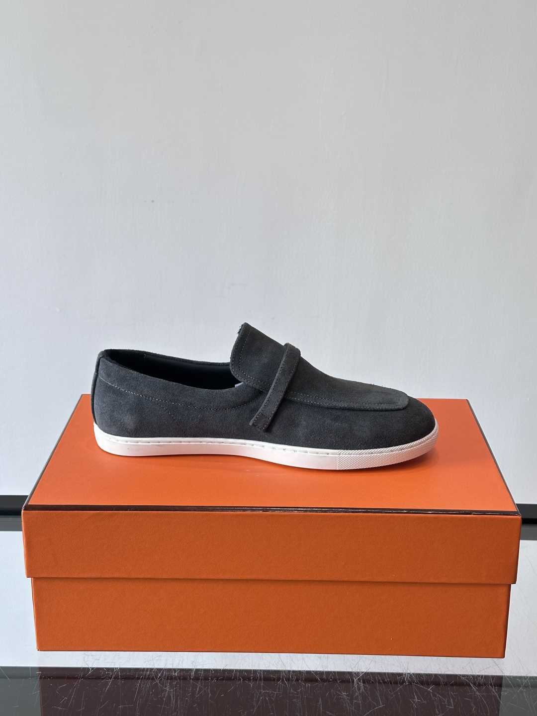 爱马仕Job乐福鞋，麂皮+金属H扣，低调又有辨识度。橡胶鞋底轻便耐磨，日常通勤、休闲都OK！一脚蹬设计超