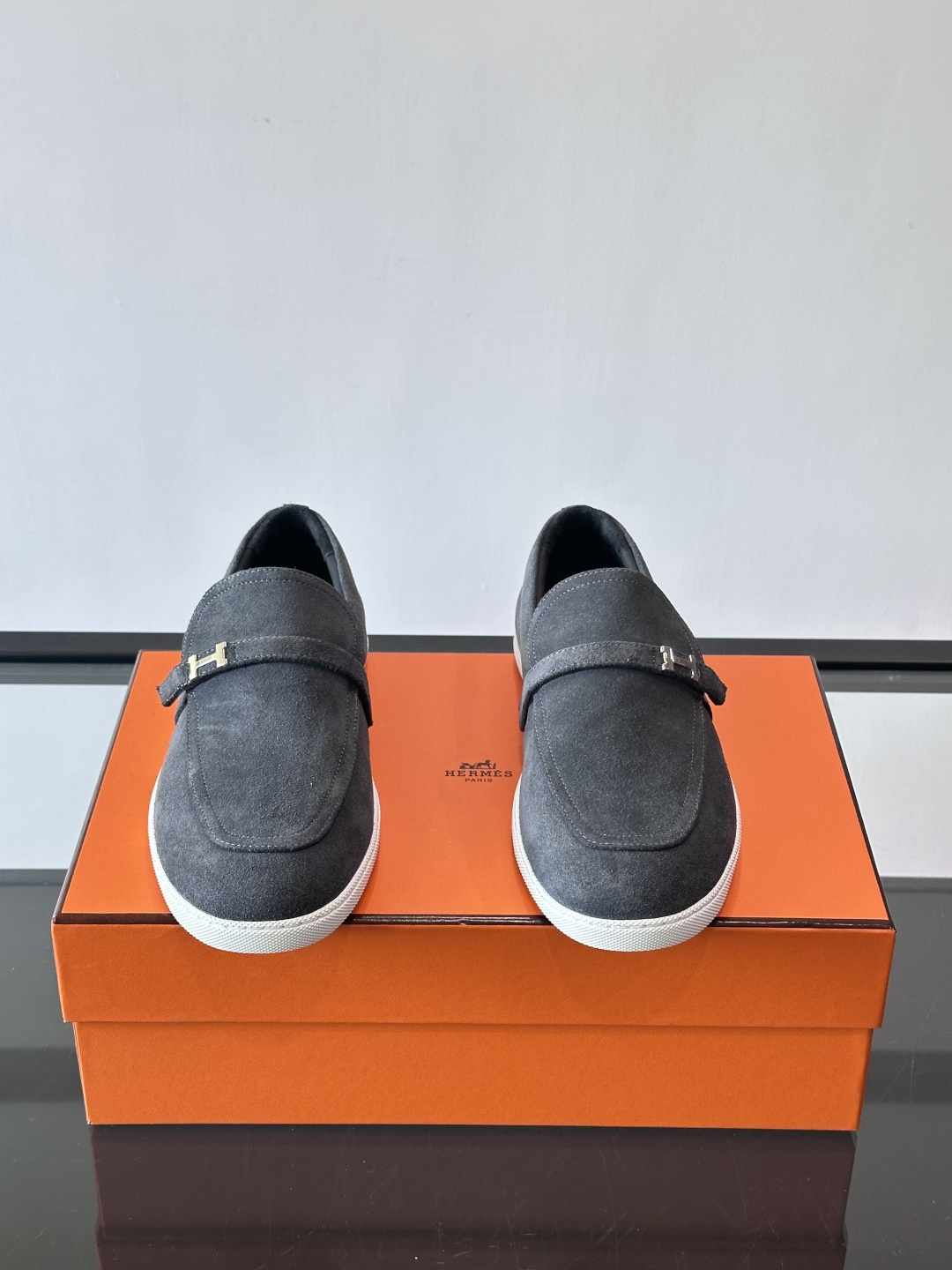 爱马仕Job乐福鞋，麂皮+金属H扣，低调又有辨识度。橡胶鞋底轻便耐磨，日常通勤、休闲都OK！一脚蹬设计超