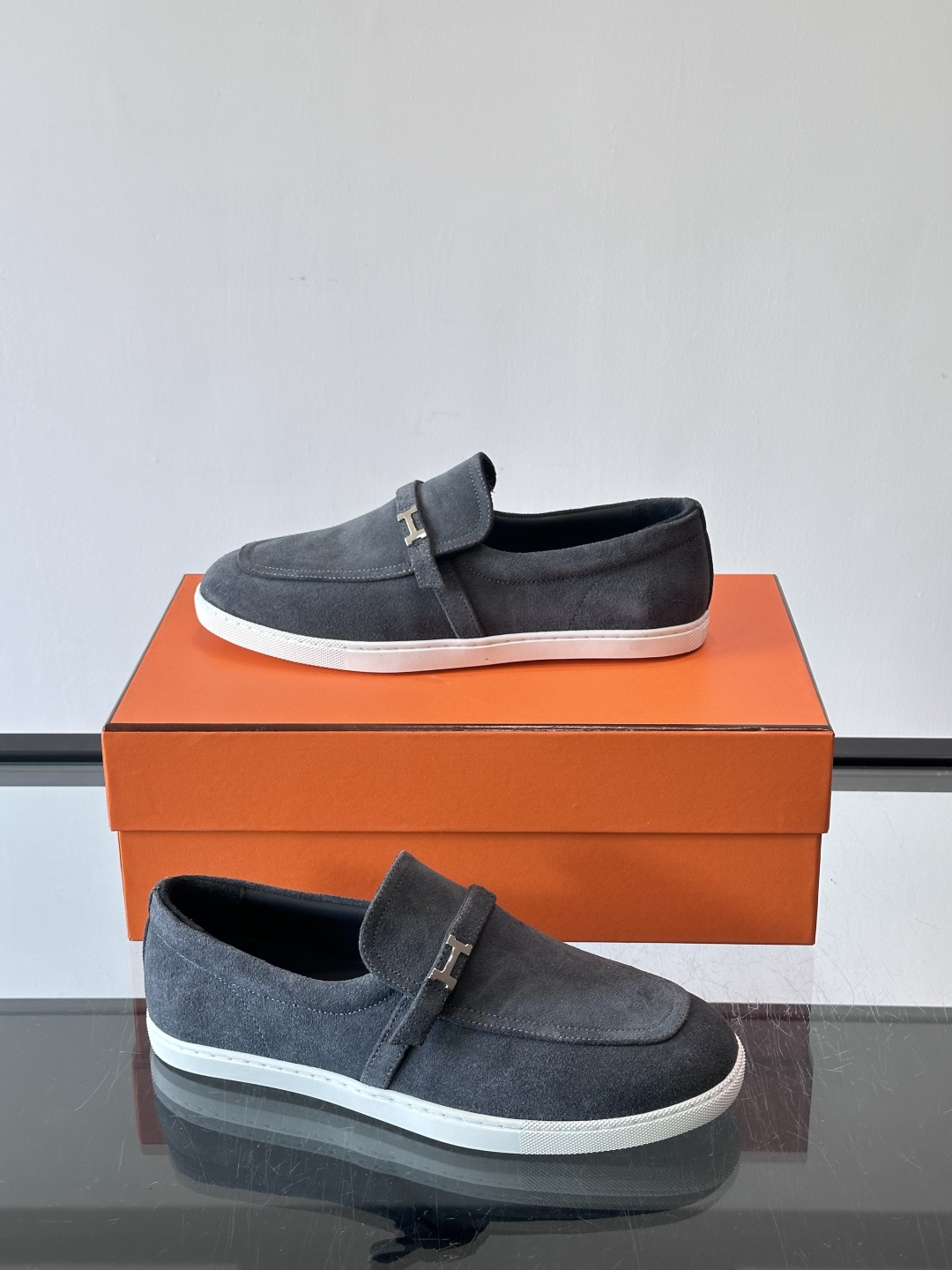 爱马仕Job乐福鞋，麂皮+金属H扣，低调又有辨识度。橡胶鞋底轻便耐磨，日常通勤、休闲都OK！一脚蹬设计超