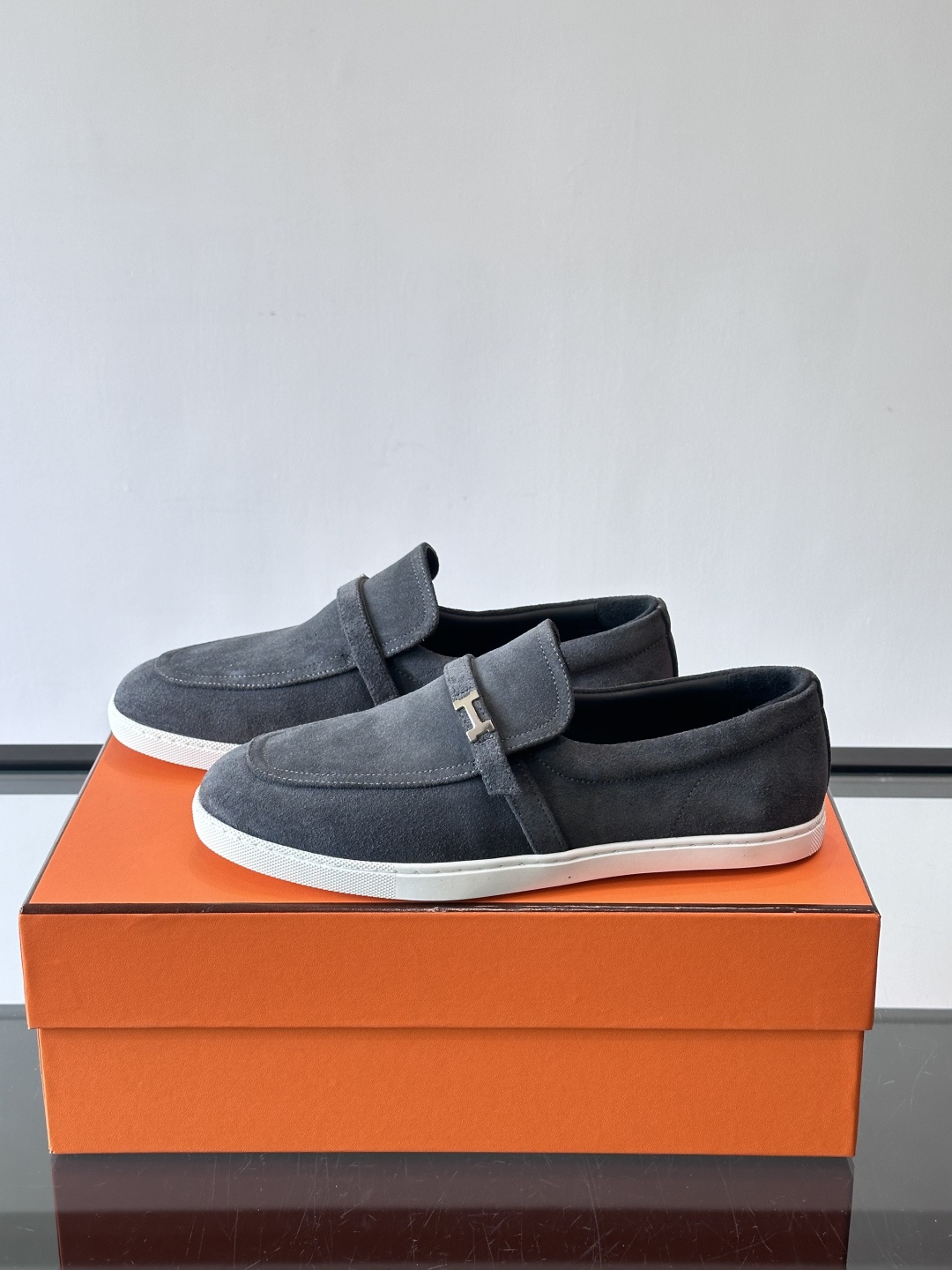 爱马仕Job乐福鞋，麂皮+金属H扣，低调又有辨识度。橡胶鞋底轻便耐磨，日常通勤、休闲都OK！一脚蹬设计超