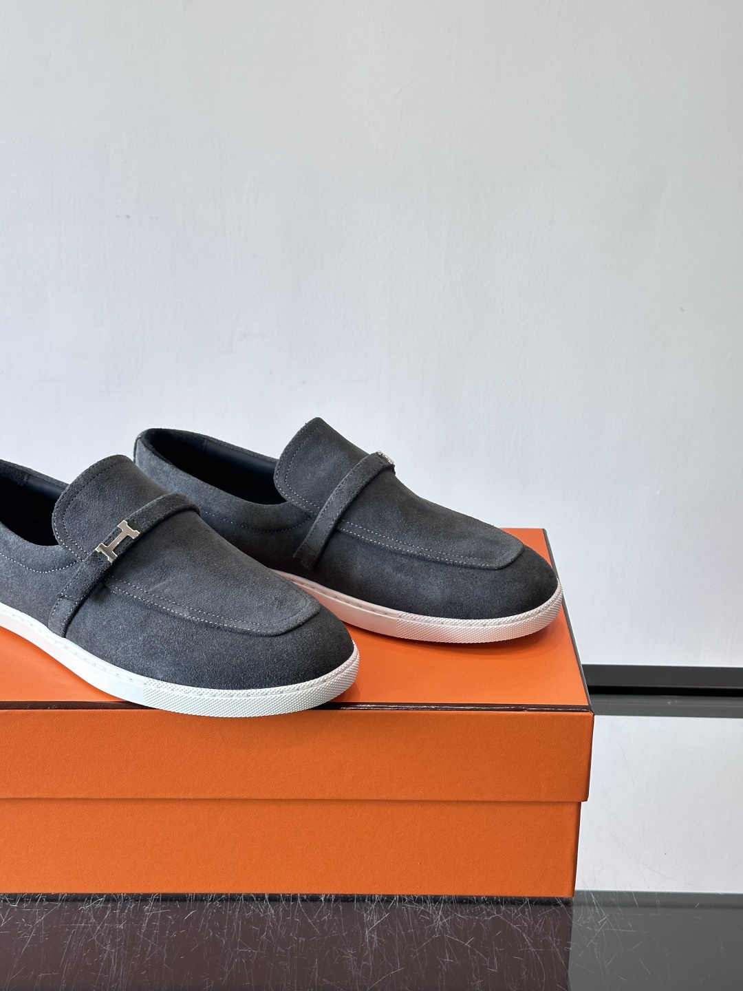 爱马仕Job乐福鞋，麂皮+金属H扣，低调又有辨识度。橡胶鞋底轻便耐磨，日常通勤、休闲都OK！一脚蹬设计超