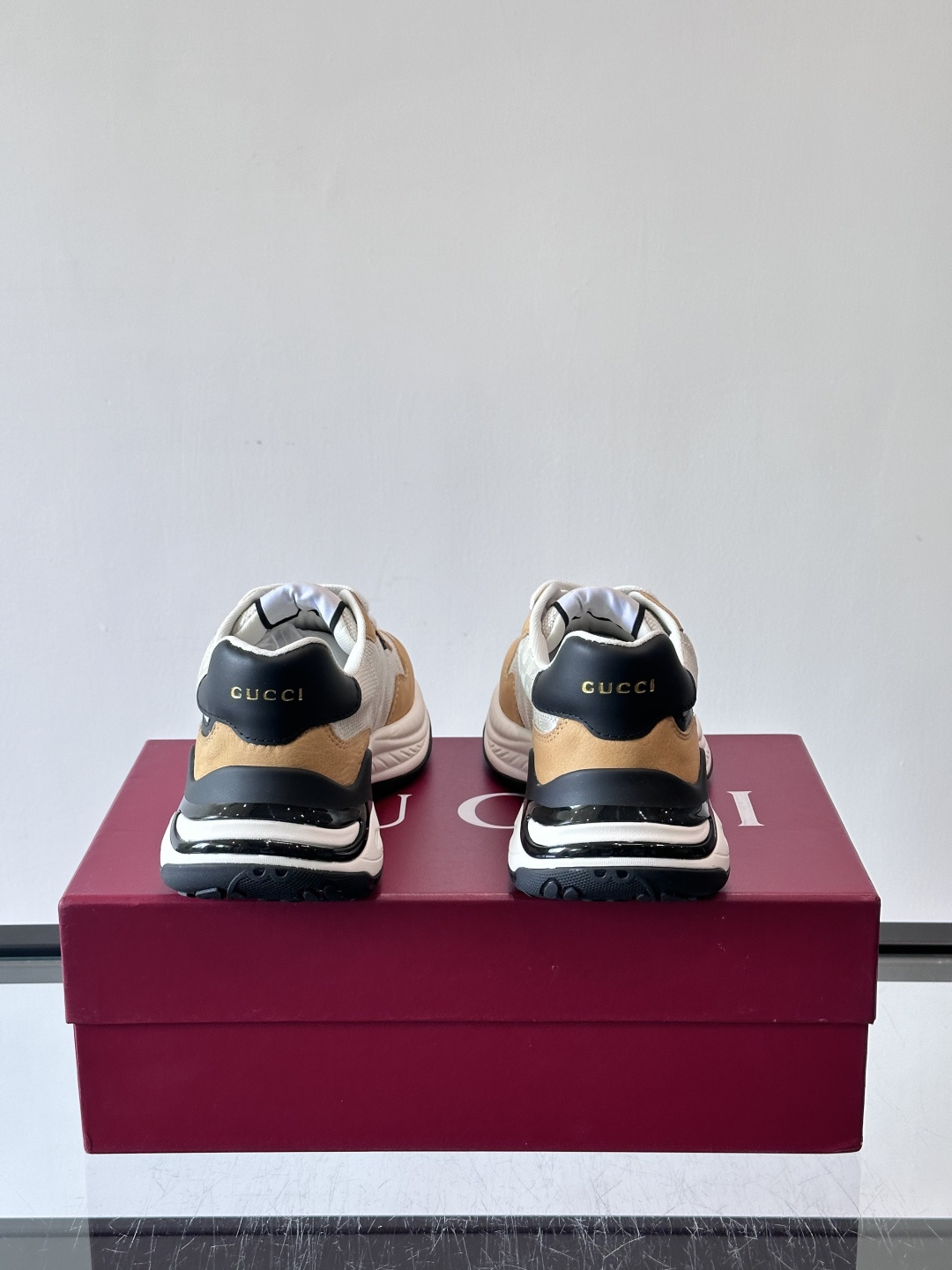 Gucci 男士老爹鞋，网布+皮革拼接，透气又有支撑力。侧面双G刺绣超有辨识度，厚底设计缓震舒适，日常穿