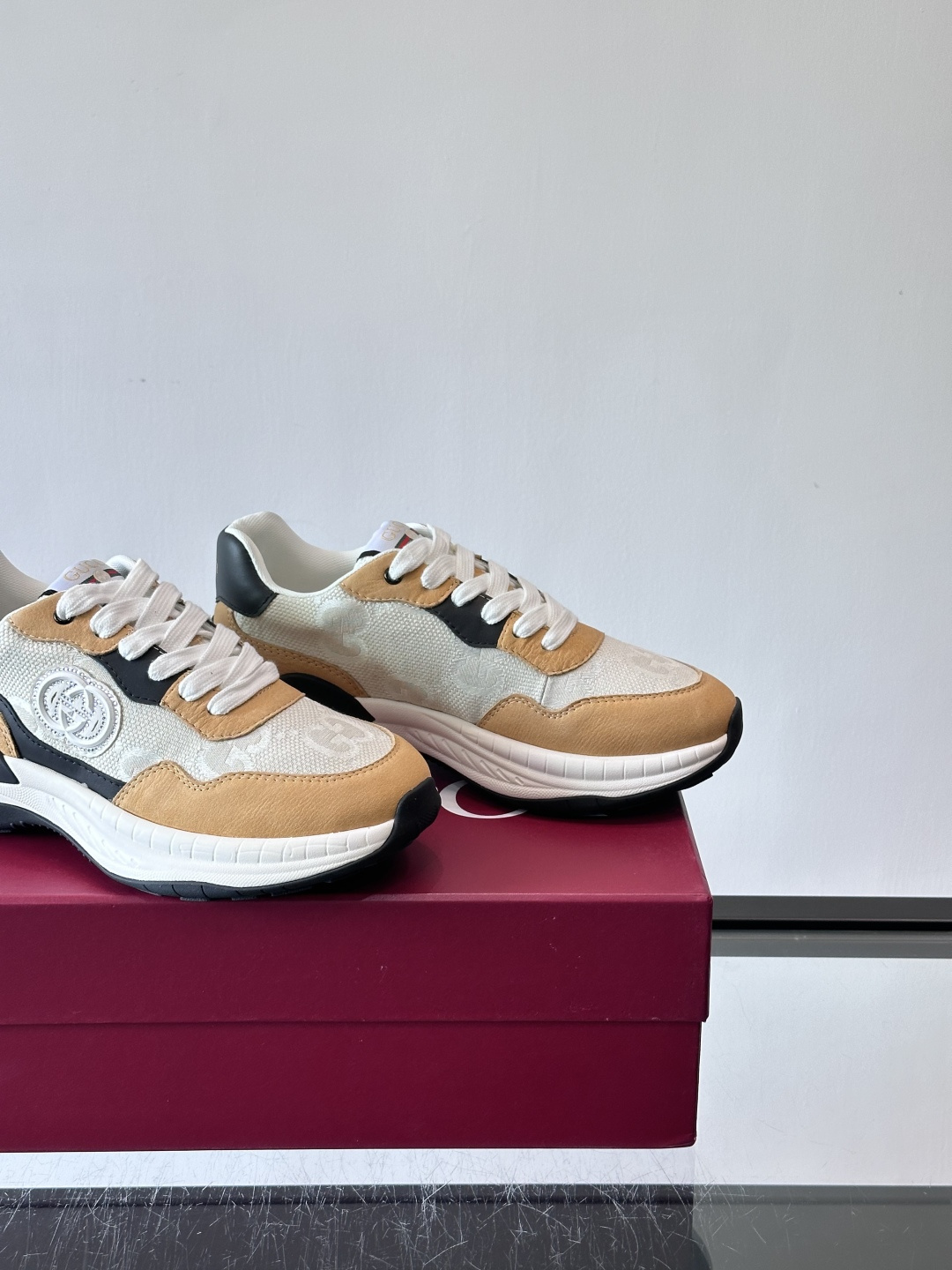 Gucci 男士老爹鞋，网布+皮革拼接，透气又有支撑力。侧面双G刺绣超有辨识度，厚底设计缓震舒适，日常穿