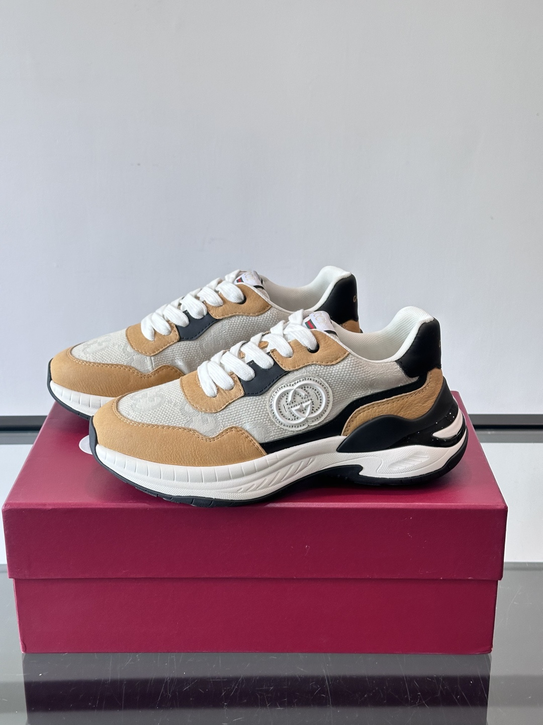 Gucci 男士老爹鞋，网布+皮革拼接，透气又有支撑力。侧面双G刺绣超有辨识度，厚底设计缓震舒适，日常穿