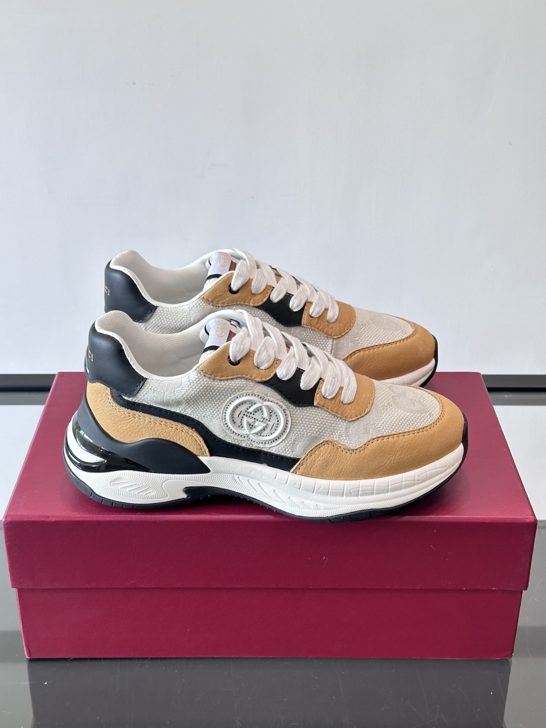 Gucci 男士老爹鞋，网布+皮革拼接，透气又有支撑力。侧面双G刺绣超有辨识度，厚底设计缓震舒适，日常穿