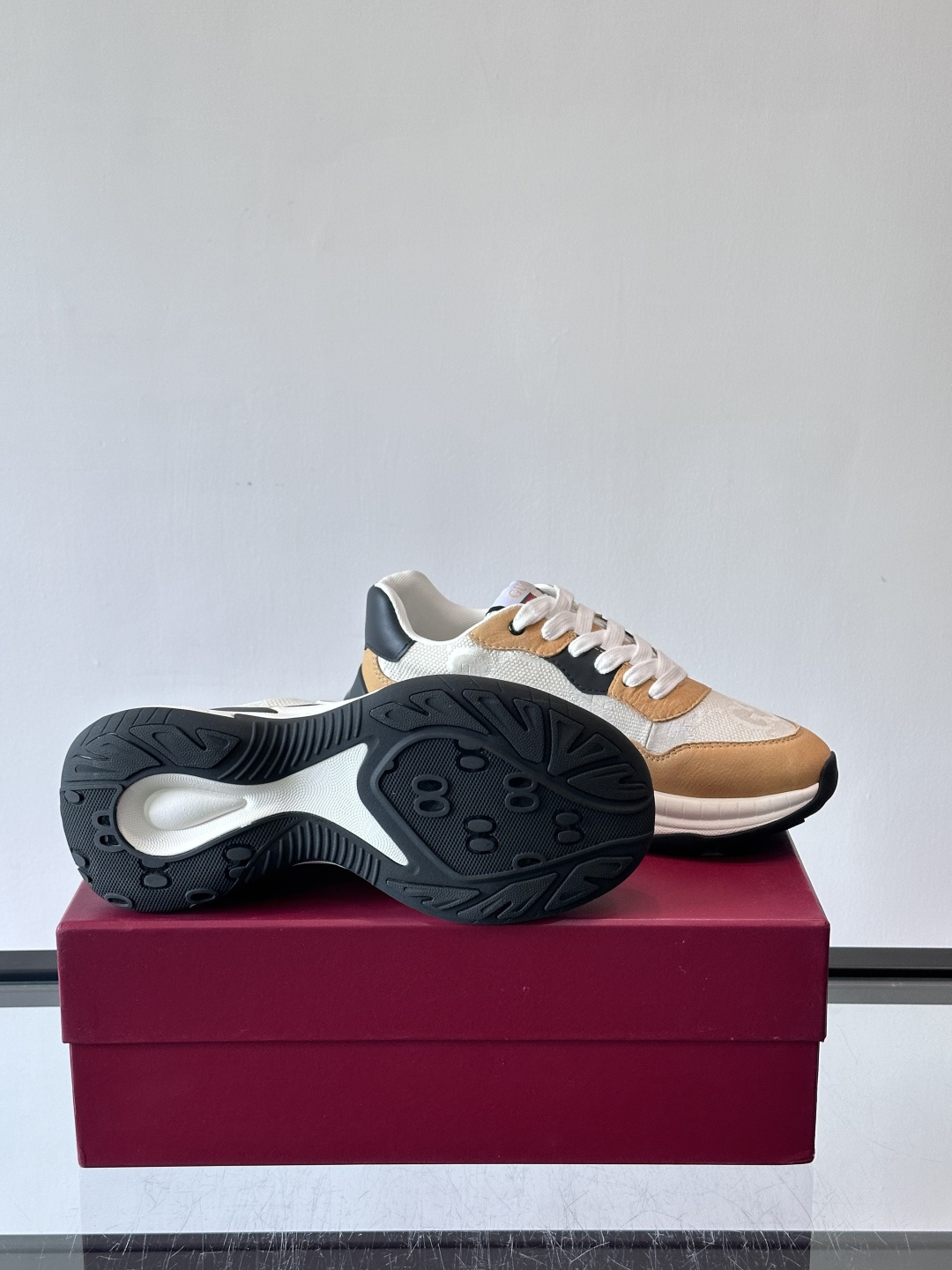 Gucci 男士老爹鞋，网布+皮革拼接，透气又有支撑力。侧面双G刺绣超有辨识度，厚底设计缓震舒适，日常穿