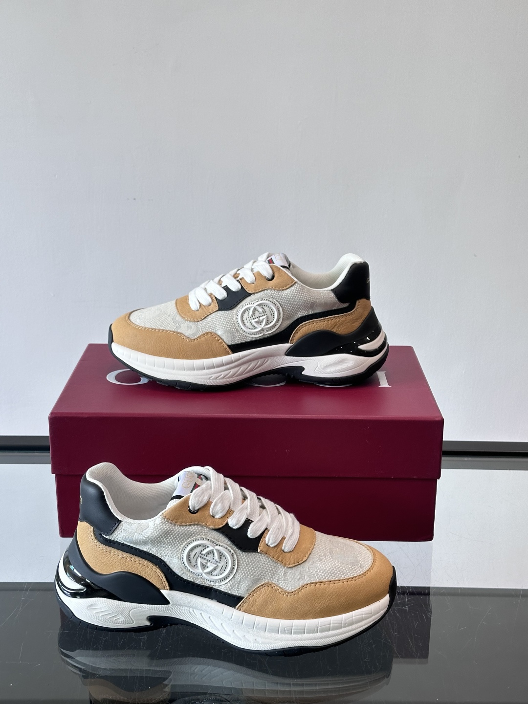 Gucci 男士老爹鞋，网布+皮革拼接，透气又有支撑力。侧面双G刺绣超有辨识度，厚底设计缓震舒适，日常穿