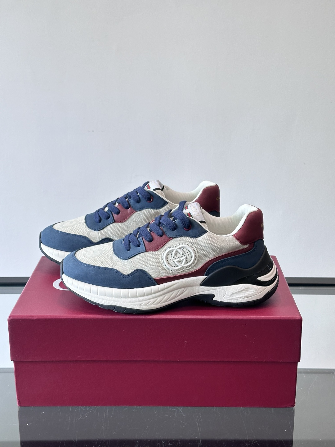 Gucci 男士老爹鞋，网布+皮革拼接，透气又有支撑力。侧面双G刺绣超有辨识度，厚底设计缓震舒适，日常穿