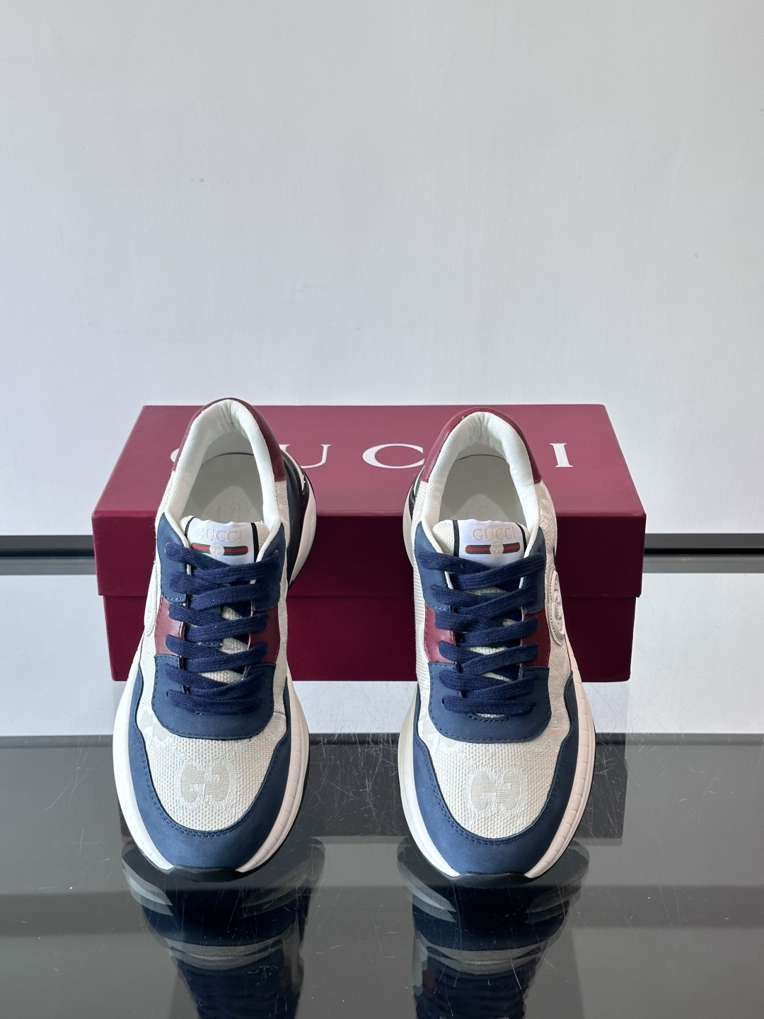Gucci 男士老爹鞋，网布+皮革拼接，透气又有支撑力。侧面双G刺绣超有辨识度，厚底设计缓震舒适，日常穿
