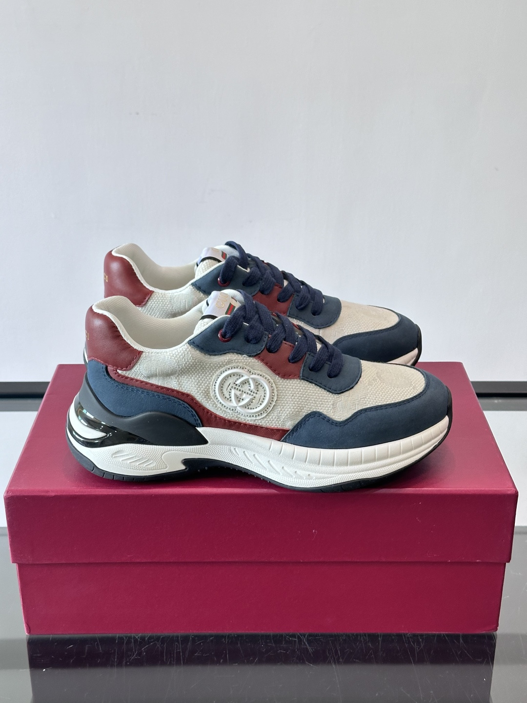 Gucci 男士老爹鞋，网布+皮革拼接，透气又有支撑力。侧面双G刺绣超有辨识度，厚底设计缓震舒适，日常穿