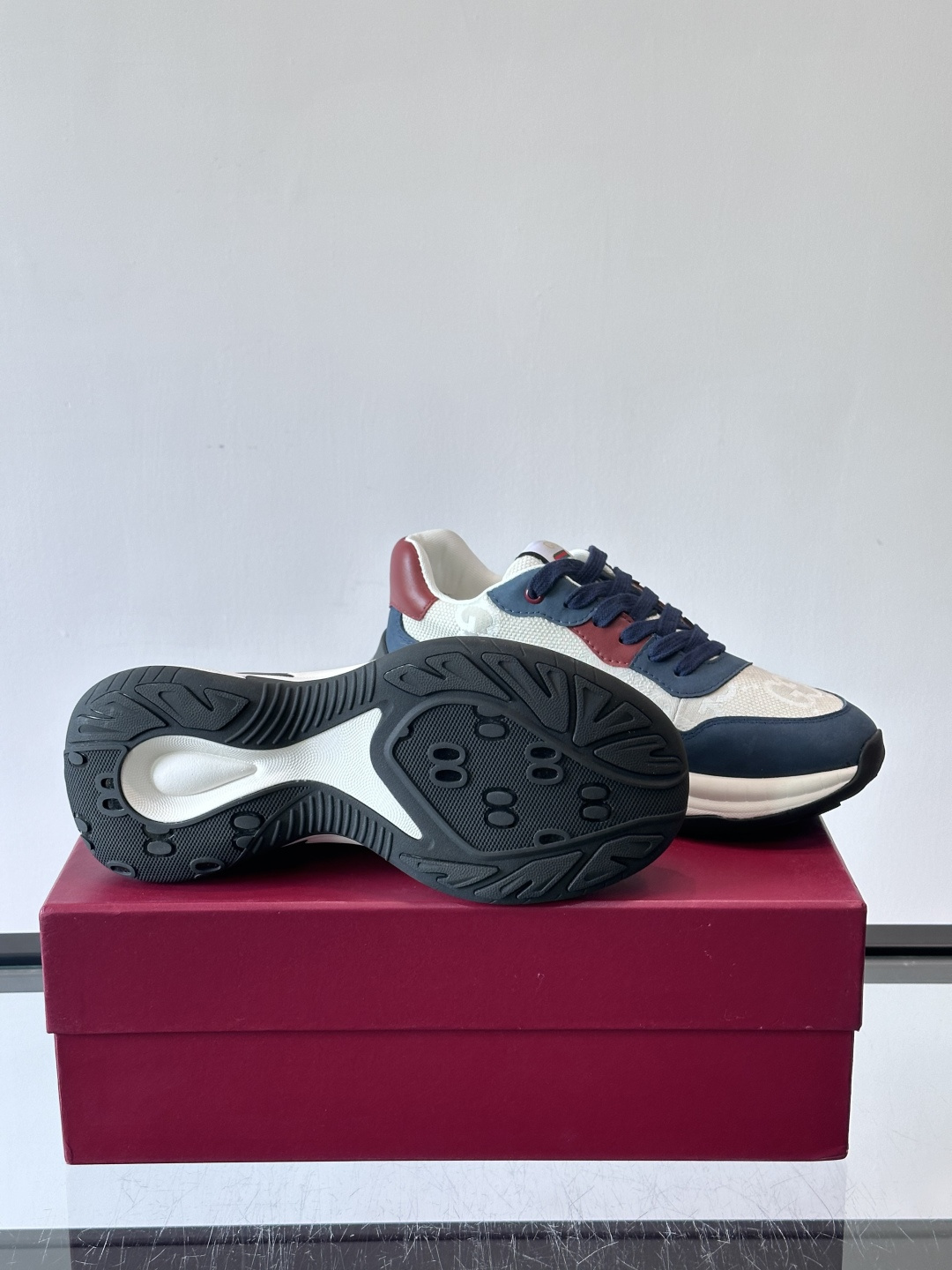 Gucci 男士老爹鞋，网布+皮革拼接，透气又有支撑力。侧面双G刺绣超有辨识度，厚底设计缓震舒适，日常穿