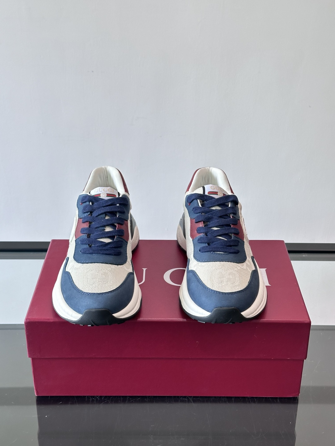 Gucci 男士老爹鞋，网布+皮革拼接，透气又有支撑力。侧面双G刺绣超有辨识度，厚底设计缓震舒适，日常穿
