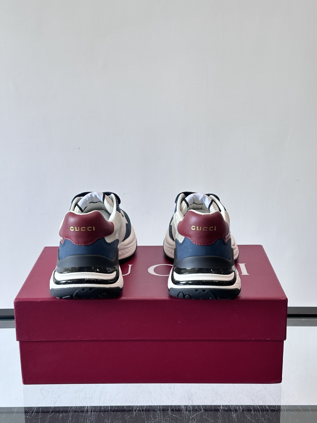 Gucci 男士老爹鞋，网布+皮革拼接，透气又有支撑力。侧面双G刺绣超有辨识度，厚底设计缓震舒适，日常穿