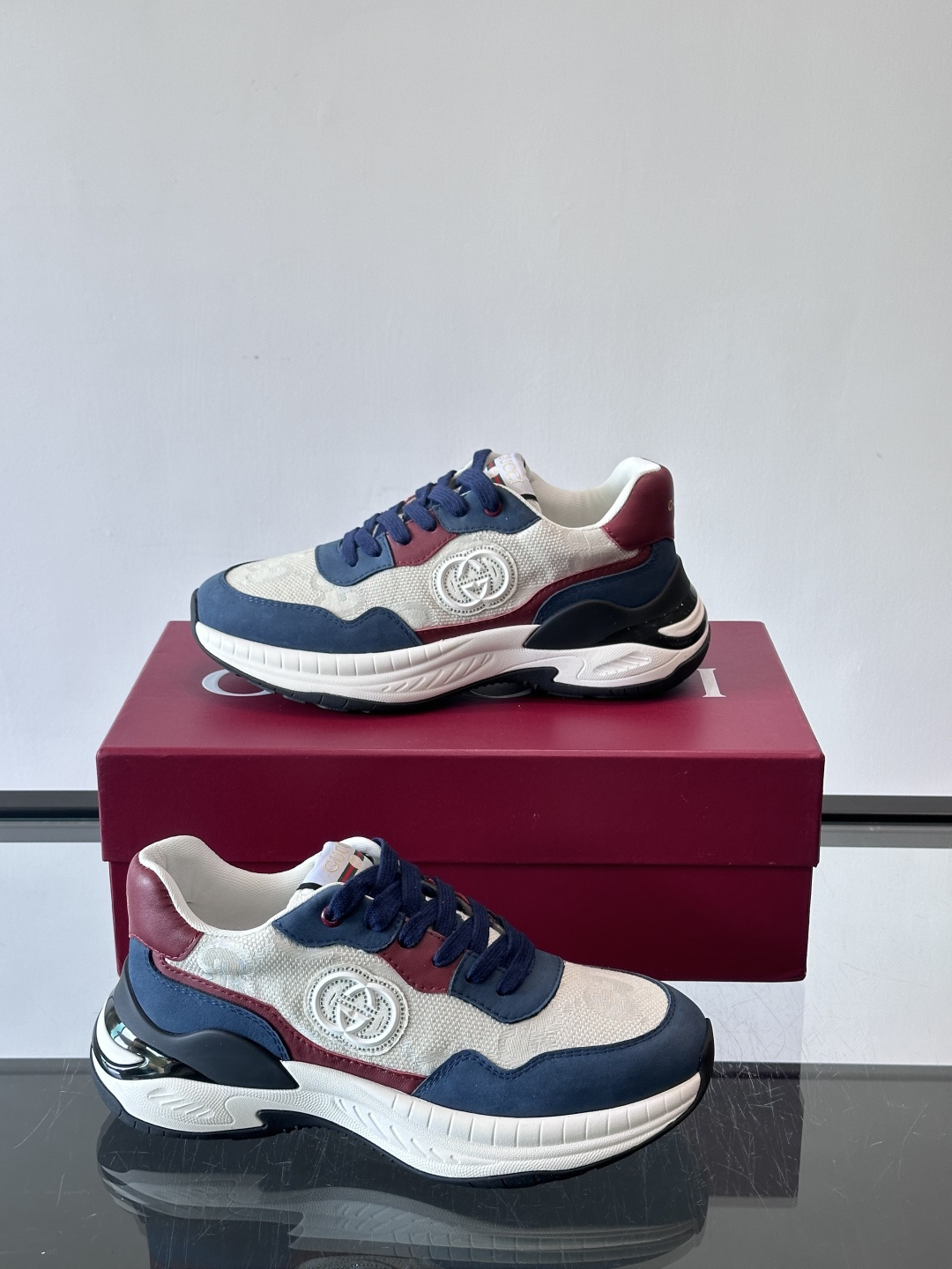 Gucci 男士老爹鞋，网布+皮革拼接，透气又有支撑力。侧面双G刺绣超有辨识度，厚底设计缓震舒适，日常穿