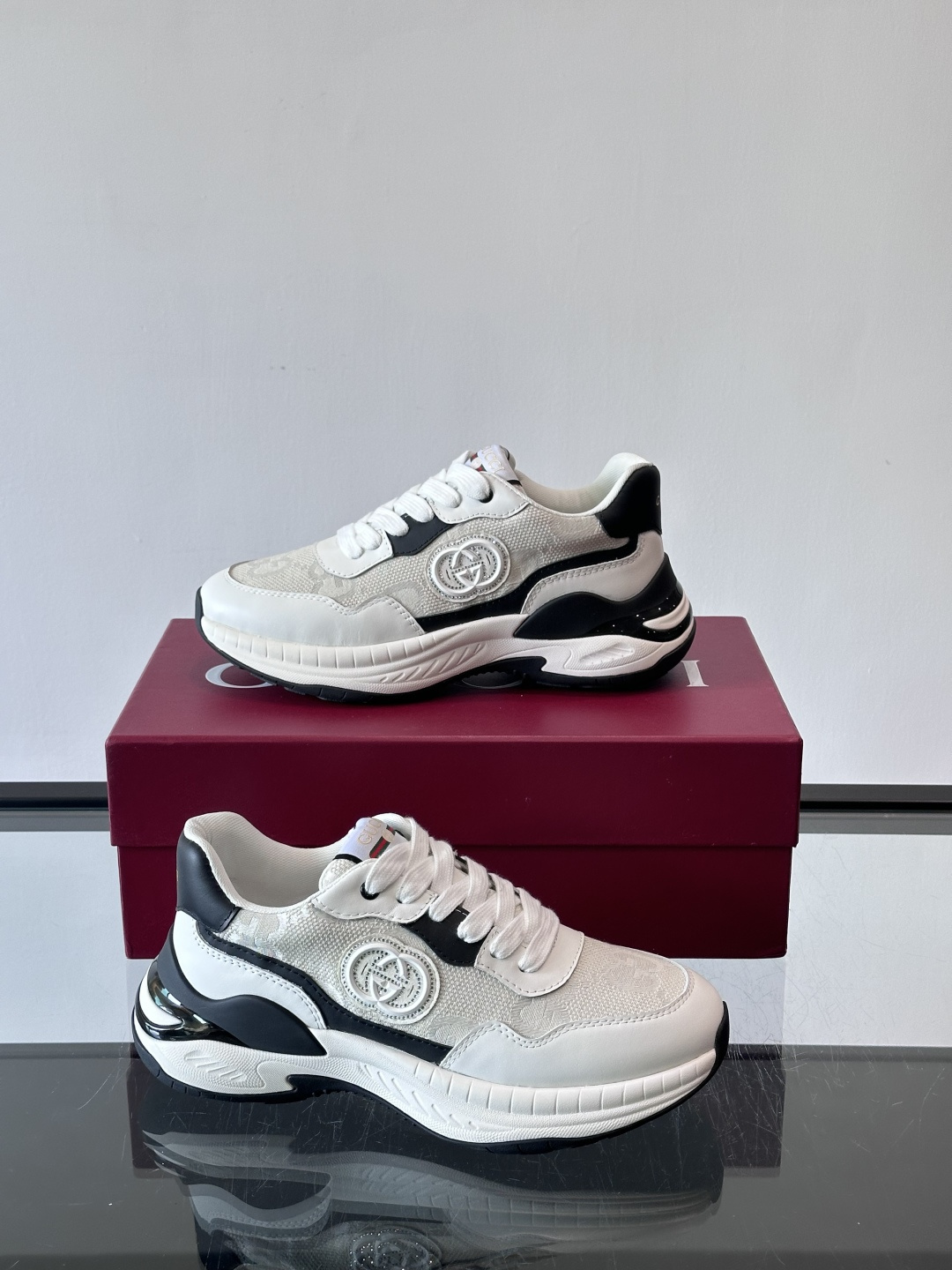 Gucci 男士老爹鞋，网布+皮革拼接，透气又有支撑力。侧面双G刺绣超有辨识度，厚底设计缓震舒适，日常穿