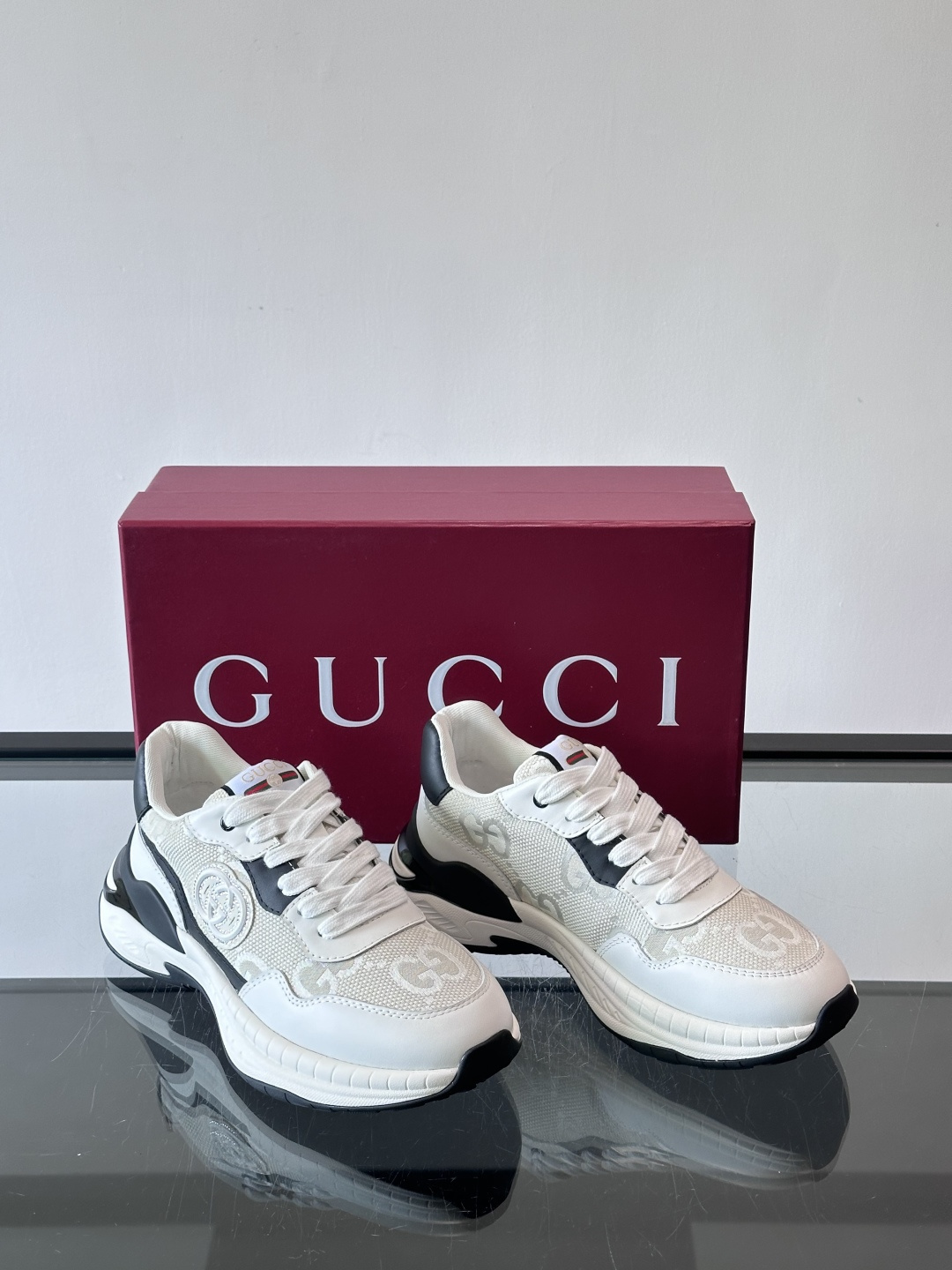 Gucci 男士老爹鞋，网布+皮革拼接，透气又有支撑力。侧面双G刺绣超有辨识度，厚底设计缓震舒适，日常穿