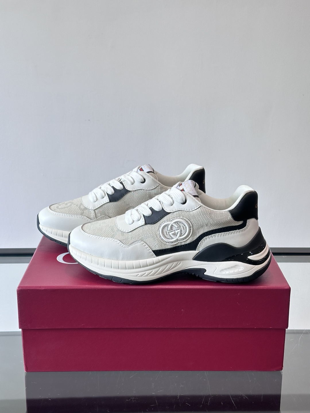 Gucci 男士老爹鞋，网布+皮革拼接，透气又有支撑力。侧面双G刺绣超有辨识度，厚底设计缓震舒适，日常穿