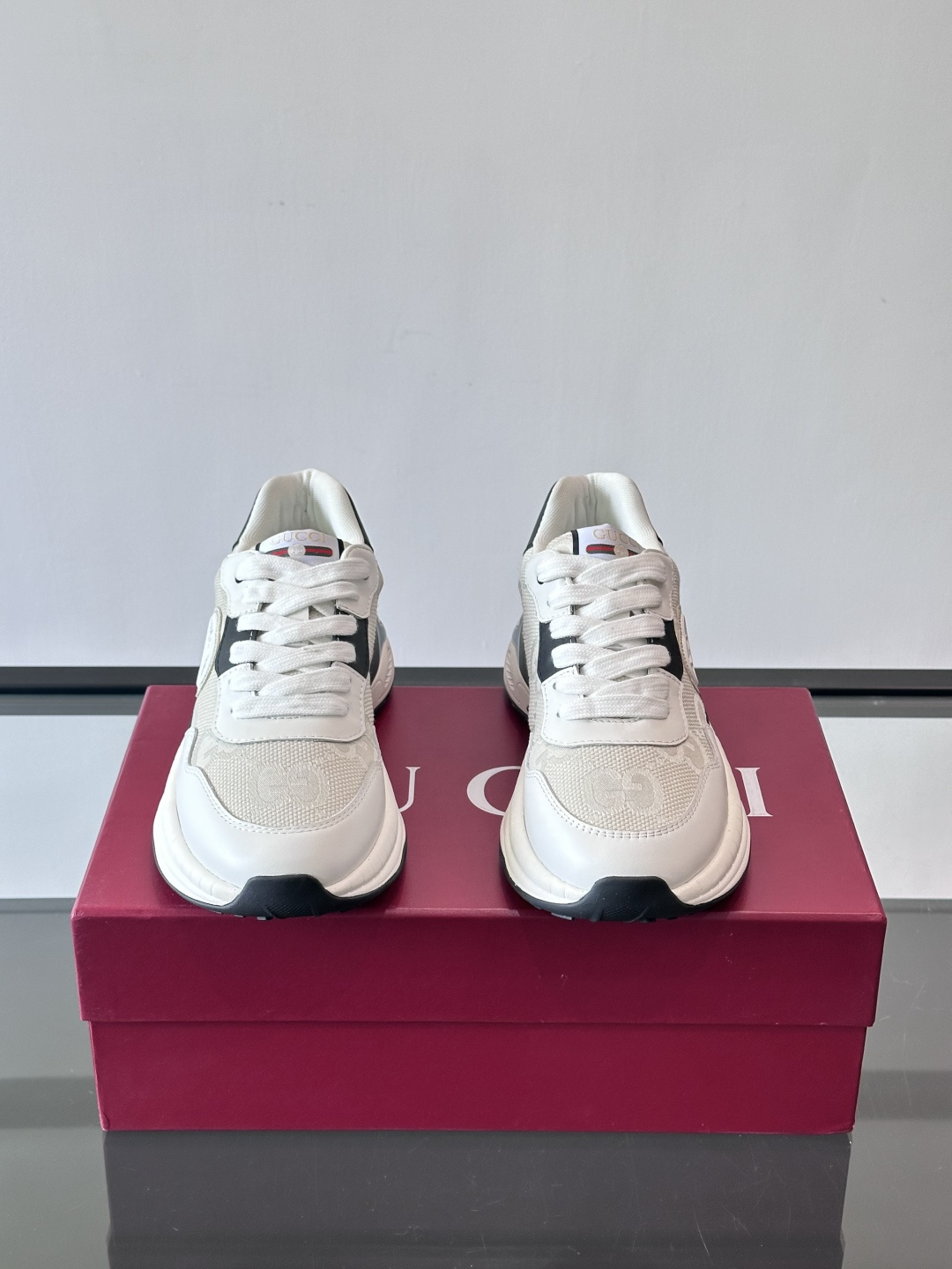 Gucci 男士老爹鞋，网布+皮革拼接，透气又有支撑力。侧面双G刺绣超有辨识度，厚底设计缓震舒适，日常穿